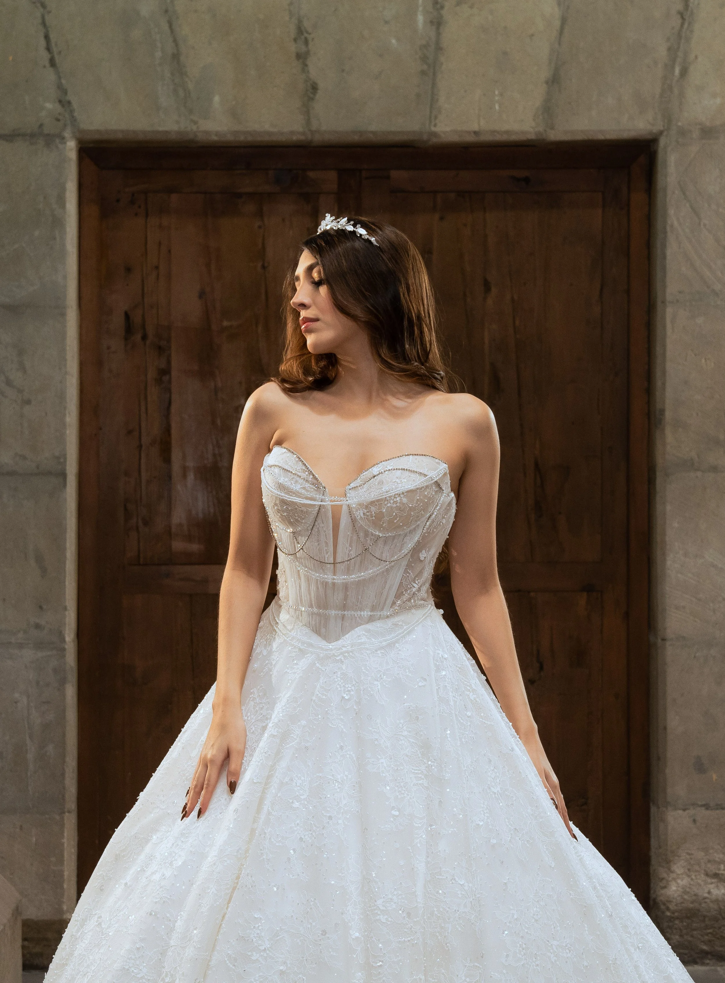 Vestido de novia Lorelain de frente con escote corazón y corsé transparente de pedrería.