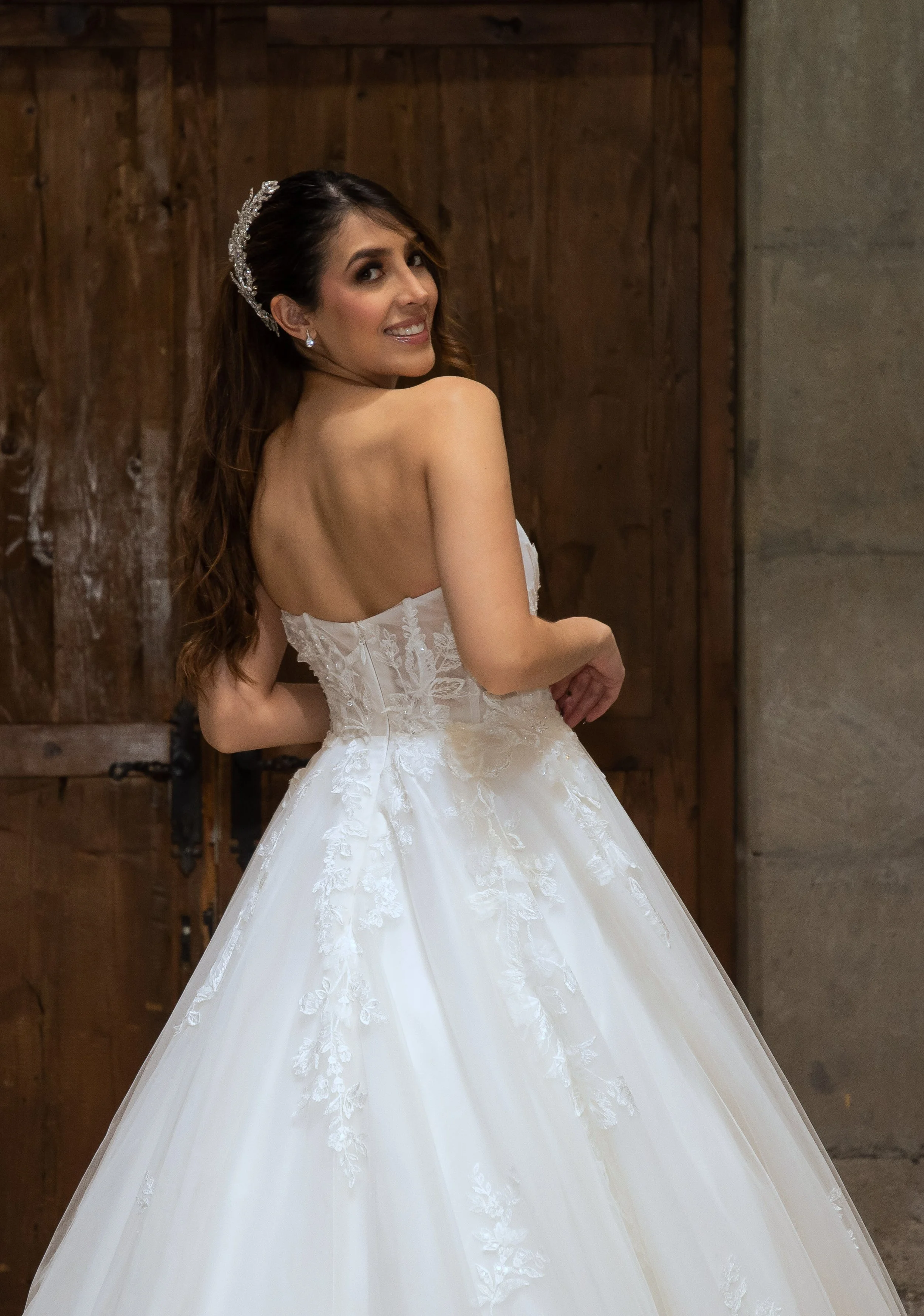 Vista de tres cuartos de la espalda descubierta del vestido Lina con corsé de encaje.