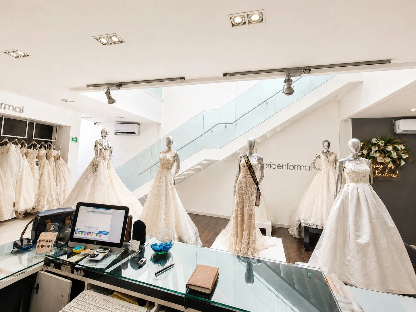 Interior de Bridenformal Veracruz / Boca del Río con vestidos de novia, velos y área de atención