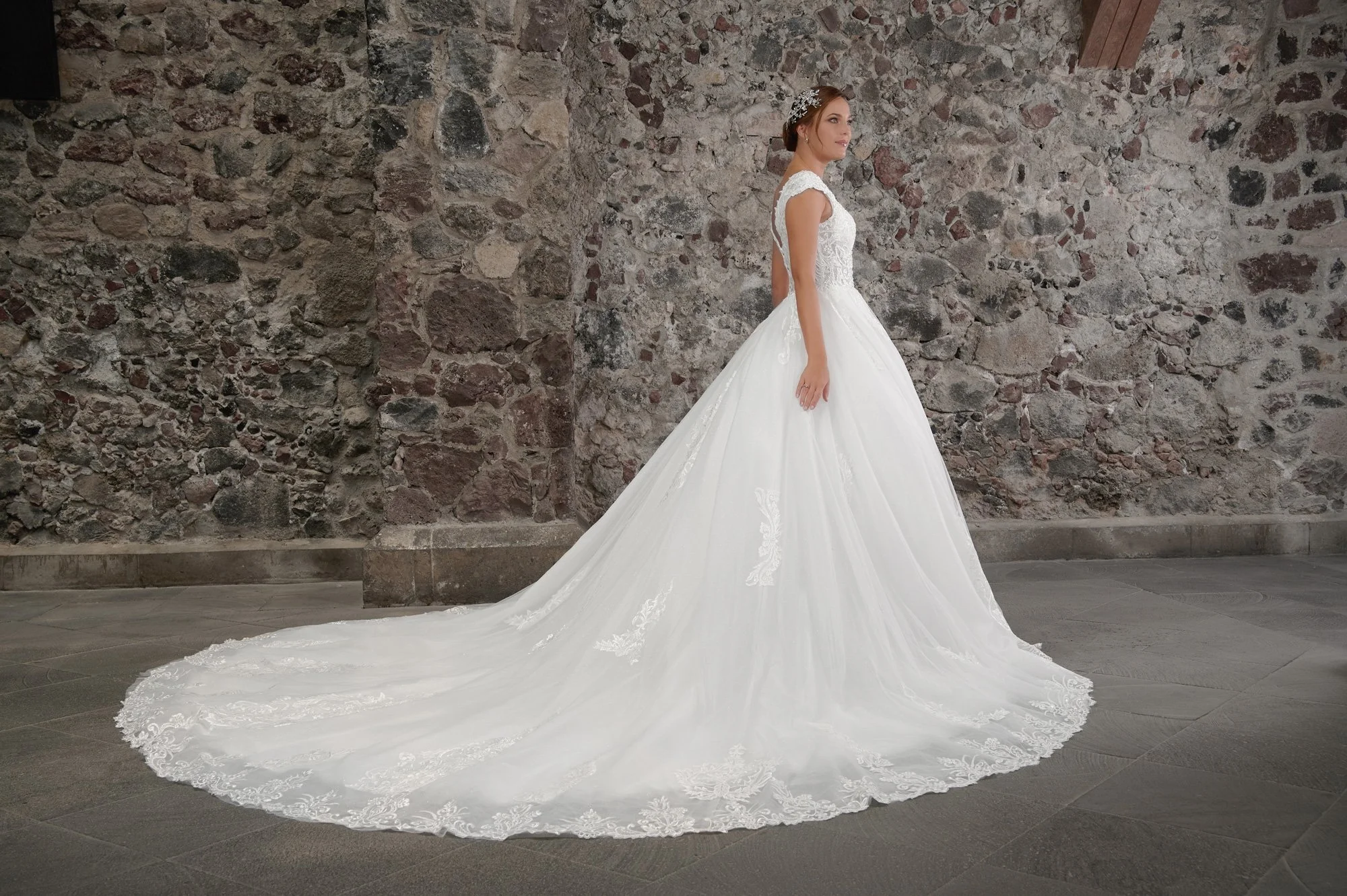 Espalda del vestido de novia Cristal con falda princesa de tul y cola larga con encaje.