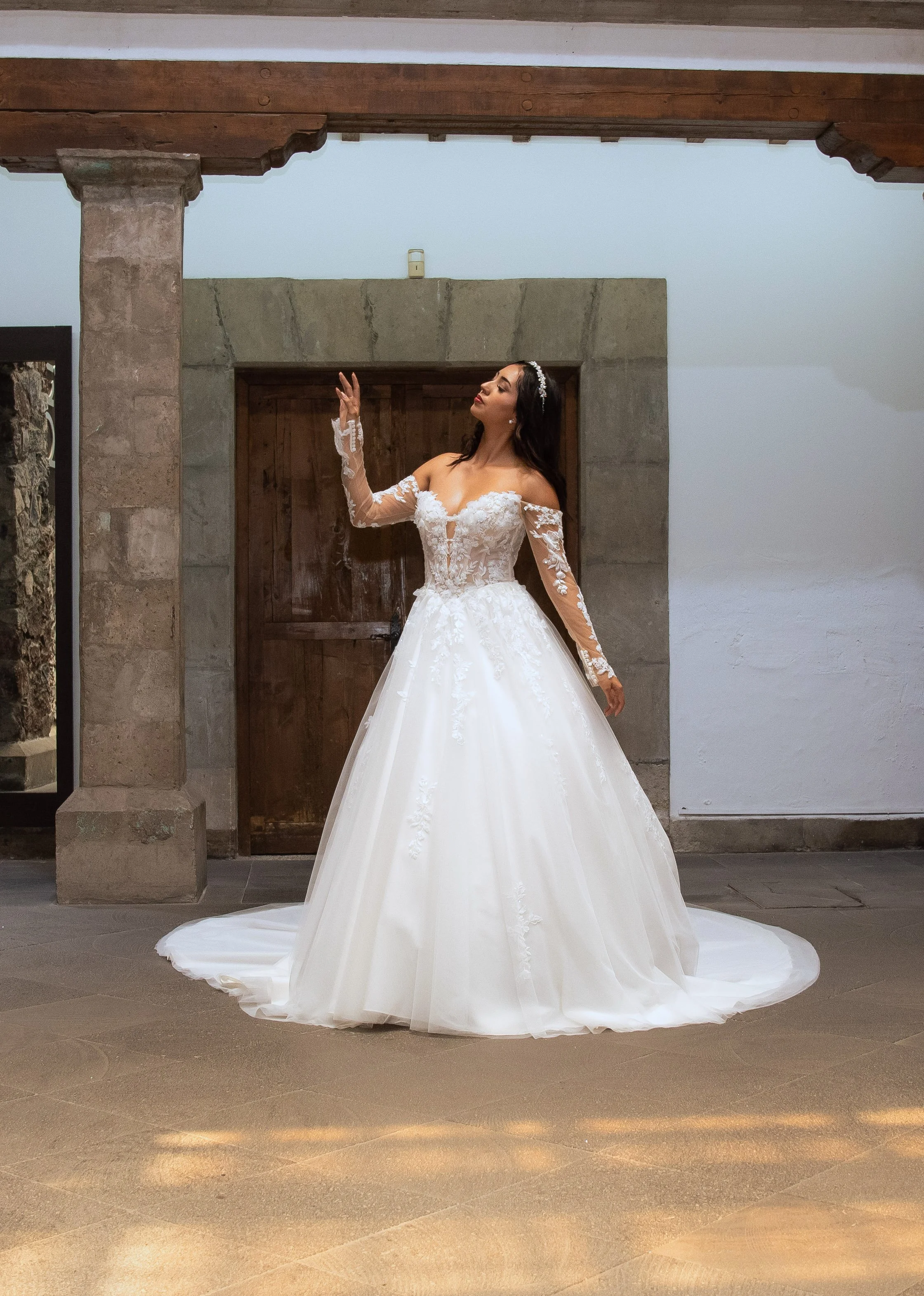 Vista de tres cuartos del vestido Martha con falda vaporosa de tul y aplicaciones florales.