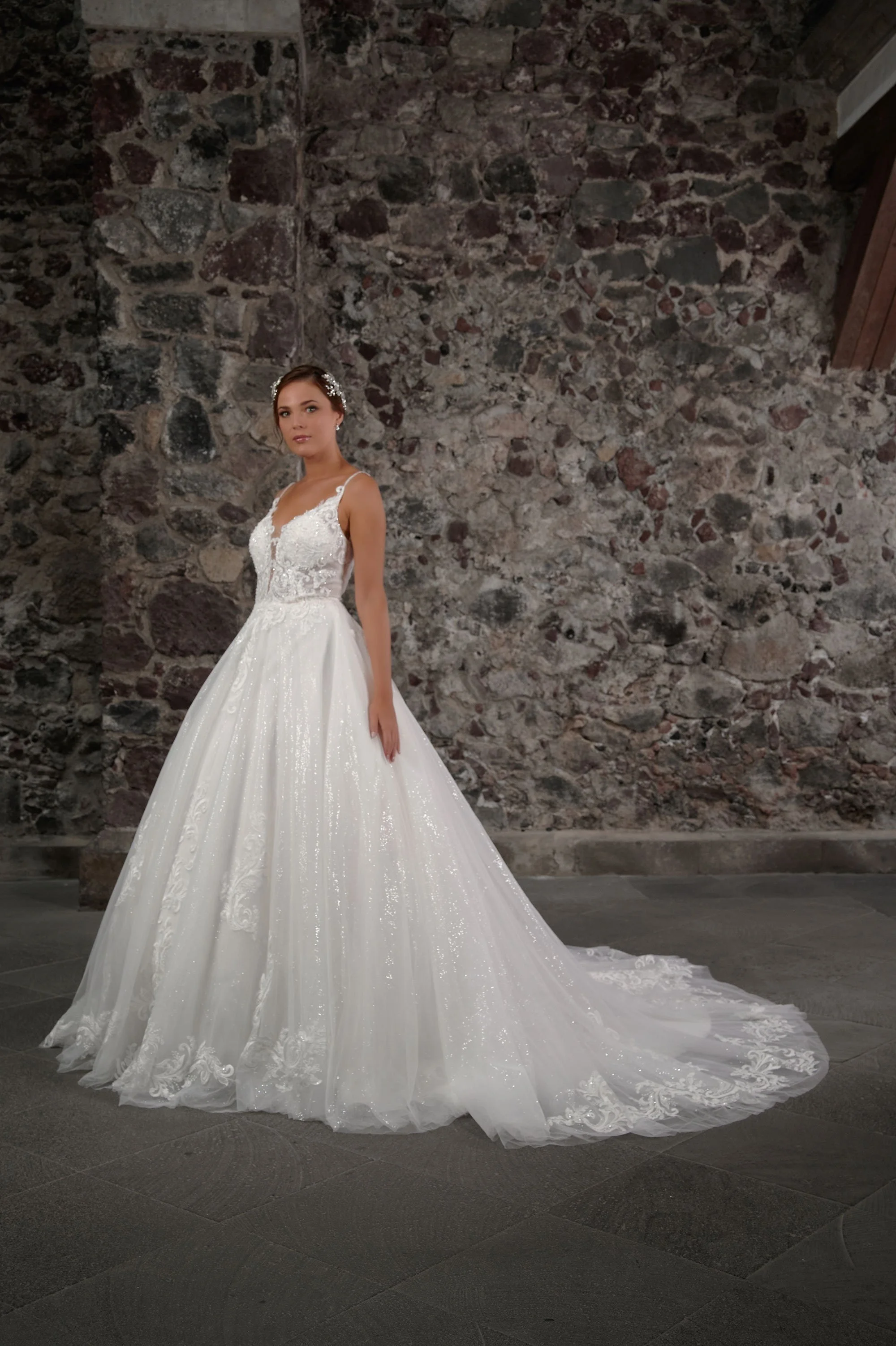 Novia con el vestido Colmena de Bridenformal, princesa de tul con encaje, escote en V y tirantes finos, vista frontal con cola.