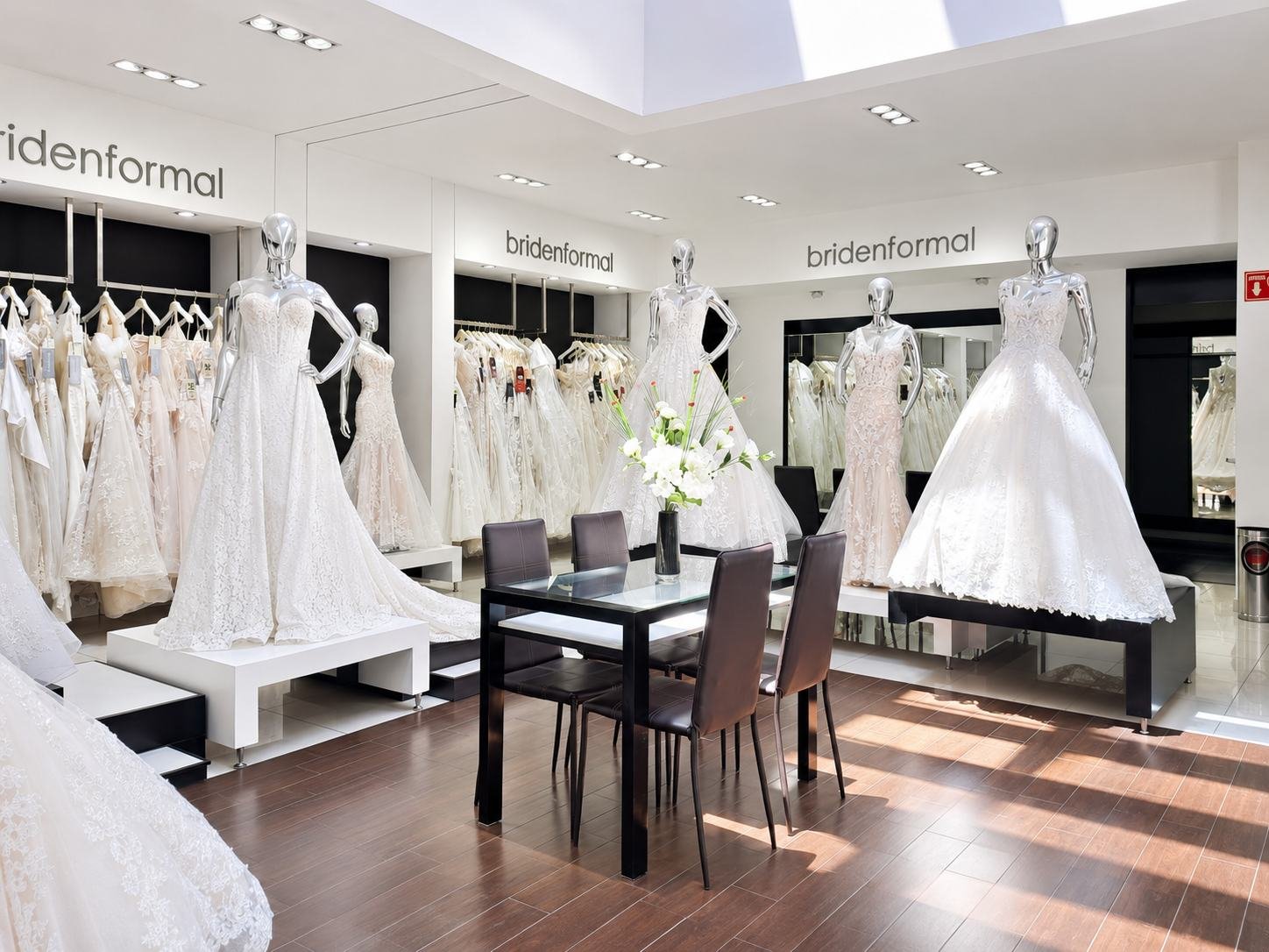 Interior de Bridenformal Puebla con vestidos de novia, velos y área de atención