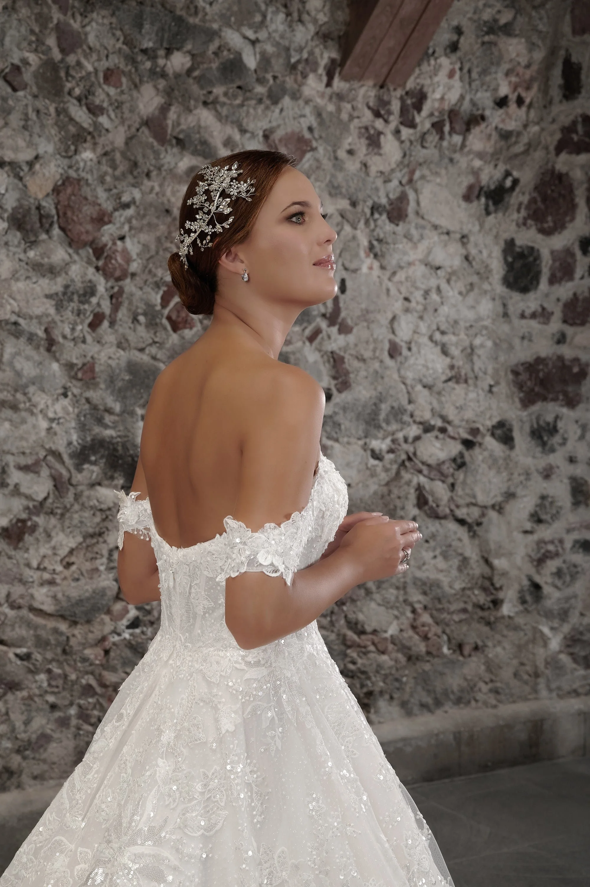 Detalle de la espalda descubierta del vestido de novia Carmelia con encaje floral.