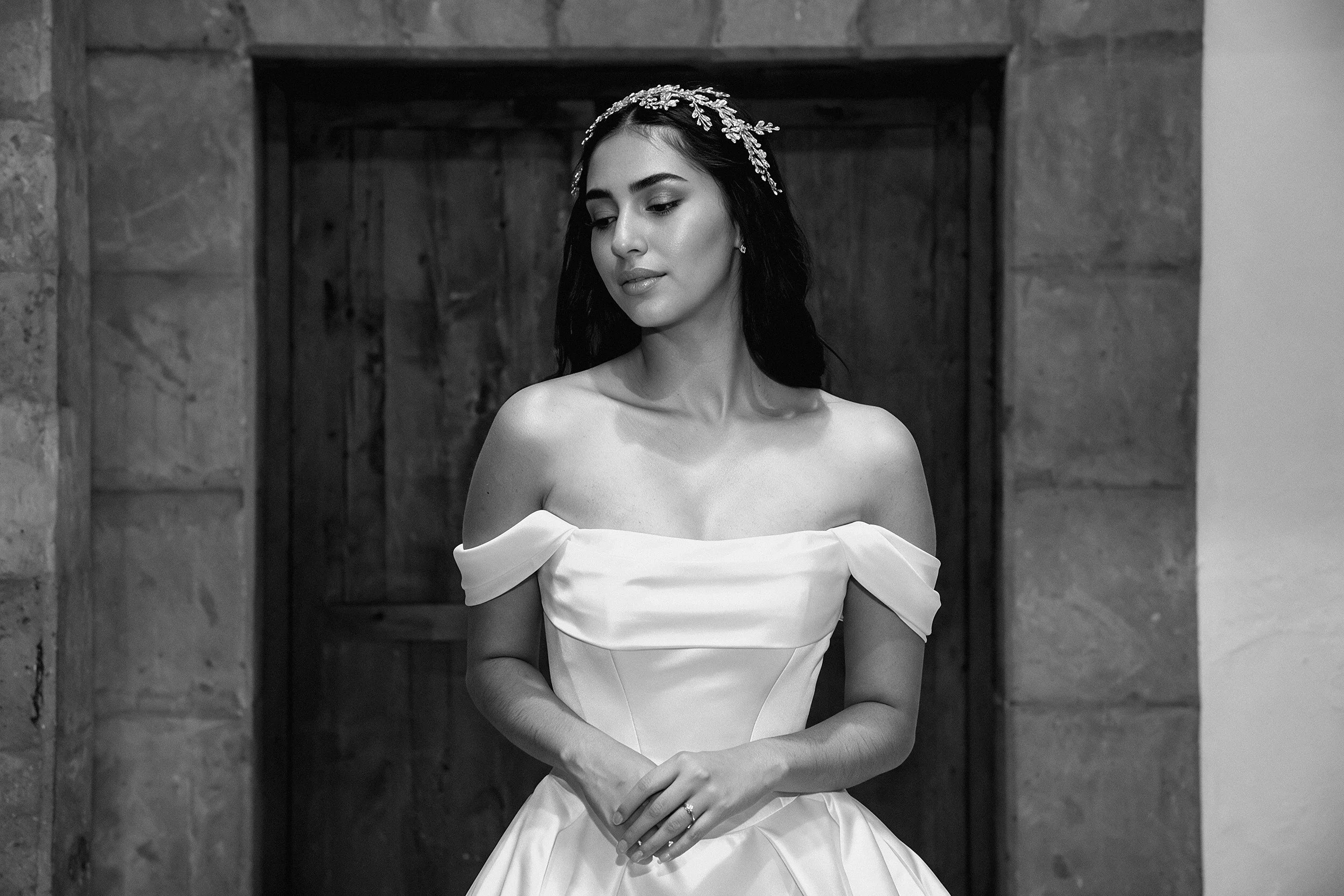 scote recto con mangas caídas estilo bardot del vestido de novia Murcia.