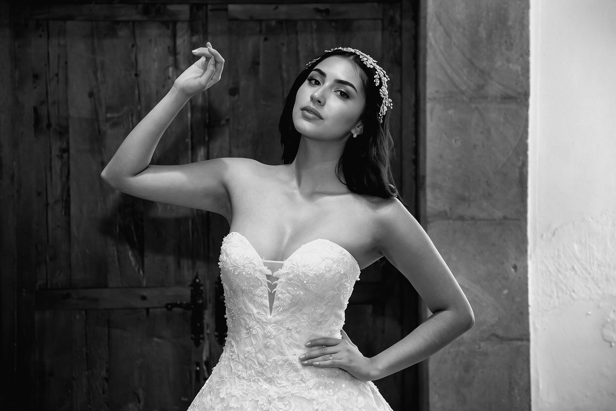 Escote corazón strapless con corsé de encaje del vestido de novia Alianza.
