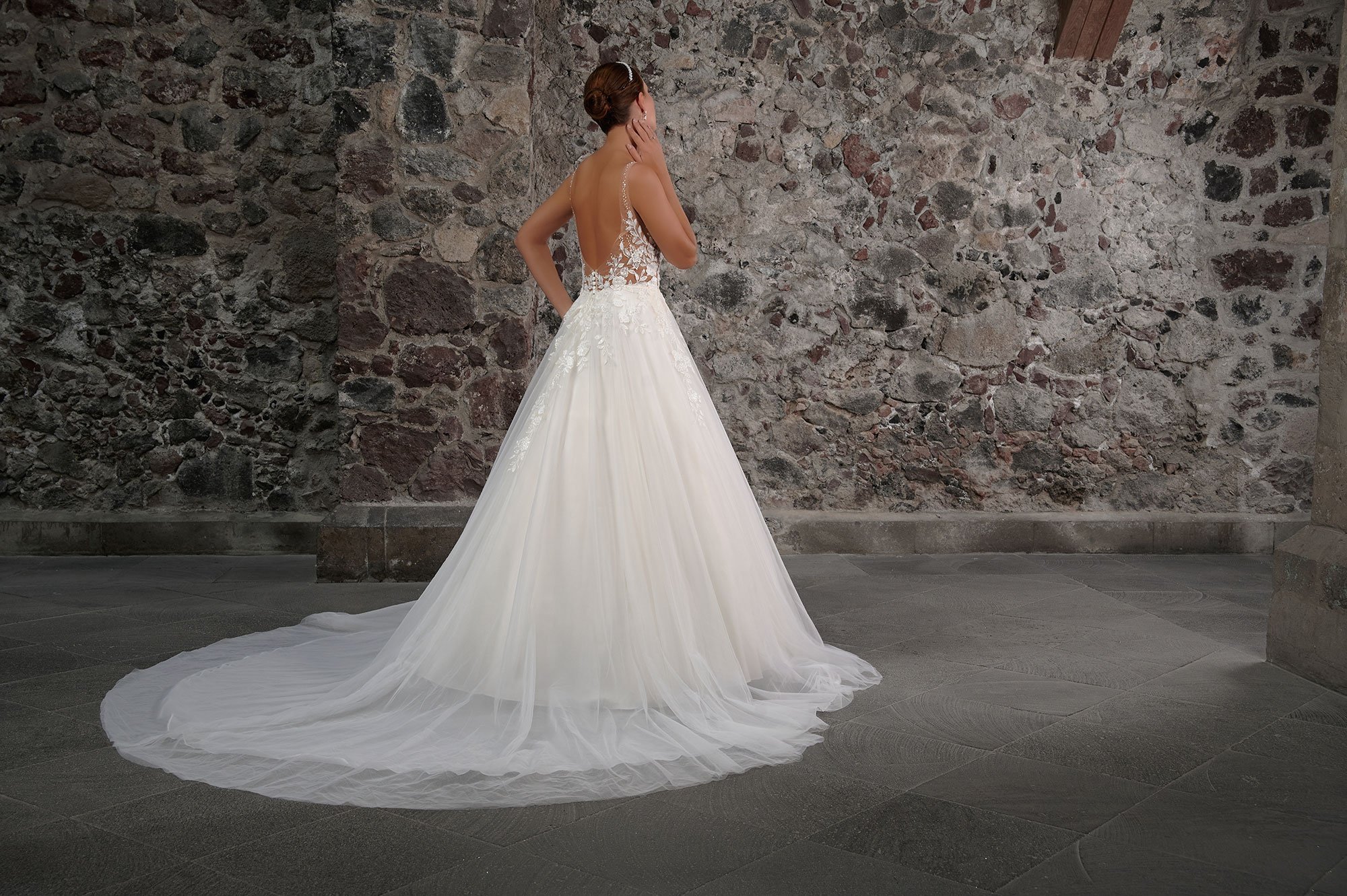 Detalle de los botones forrados y el encaje floral del vestido de novia Cloe.