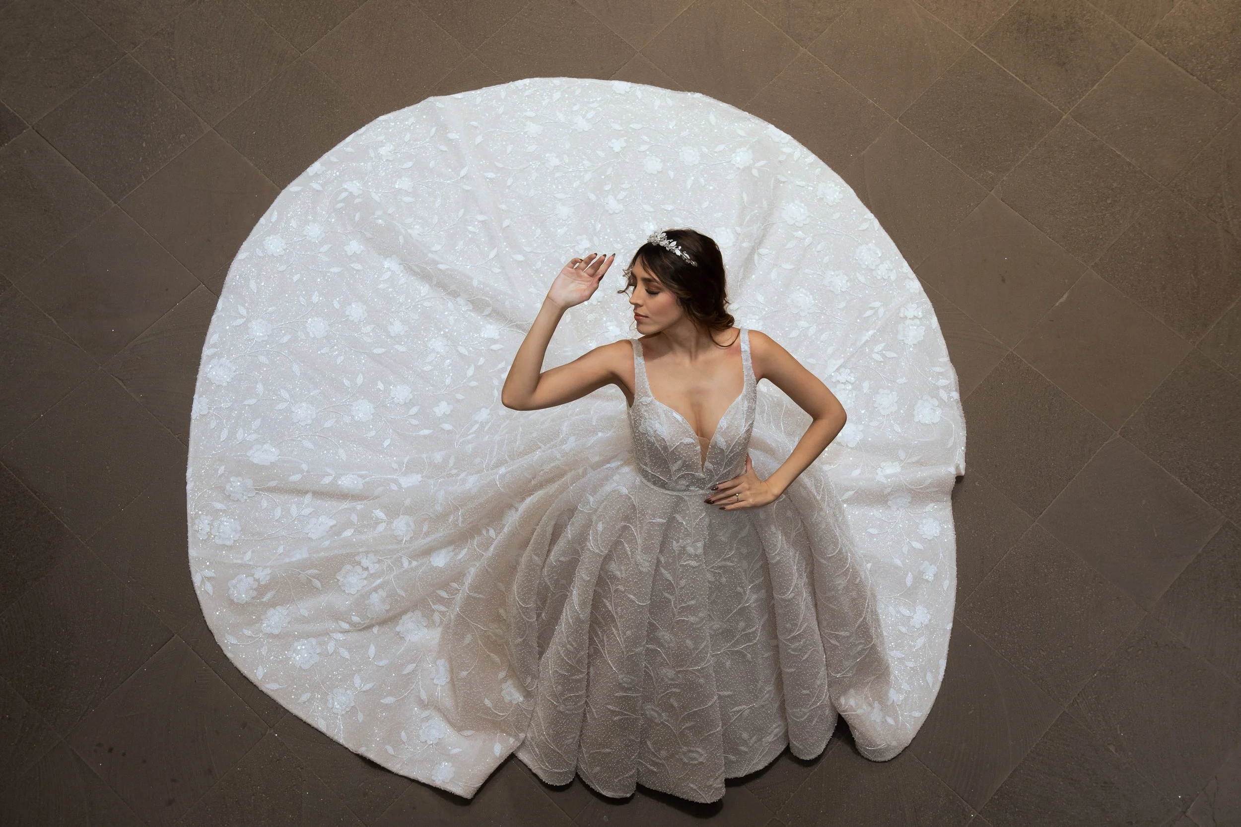 Toma editorial del vestido Trescia con la falda de brillo desplegada