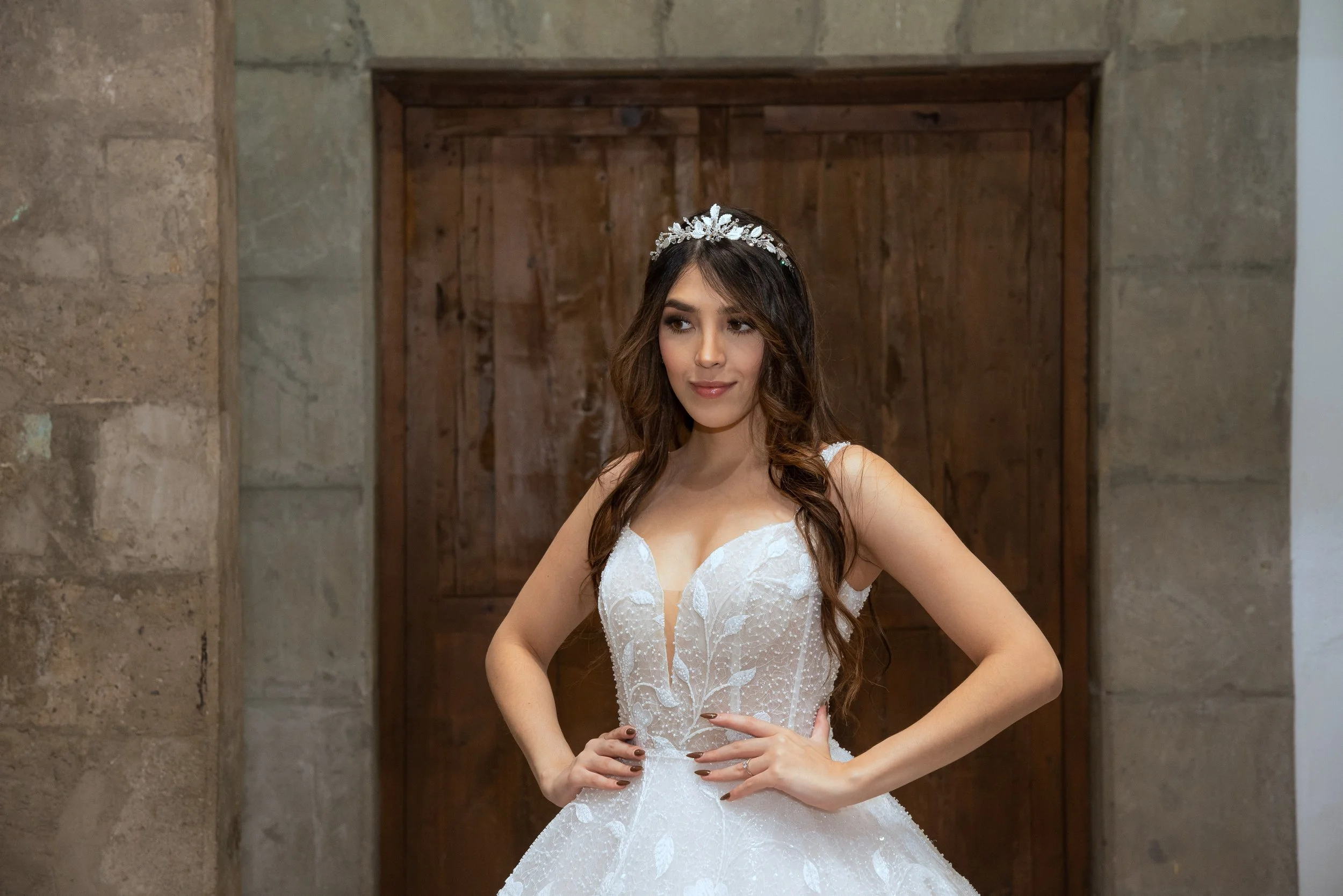 Escote en V profundo con tirantes finos del vestido de novia Trescia.