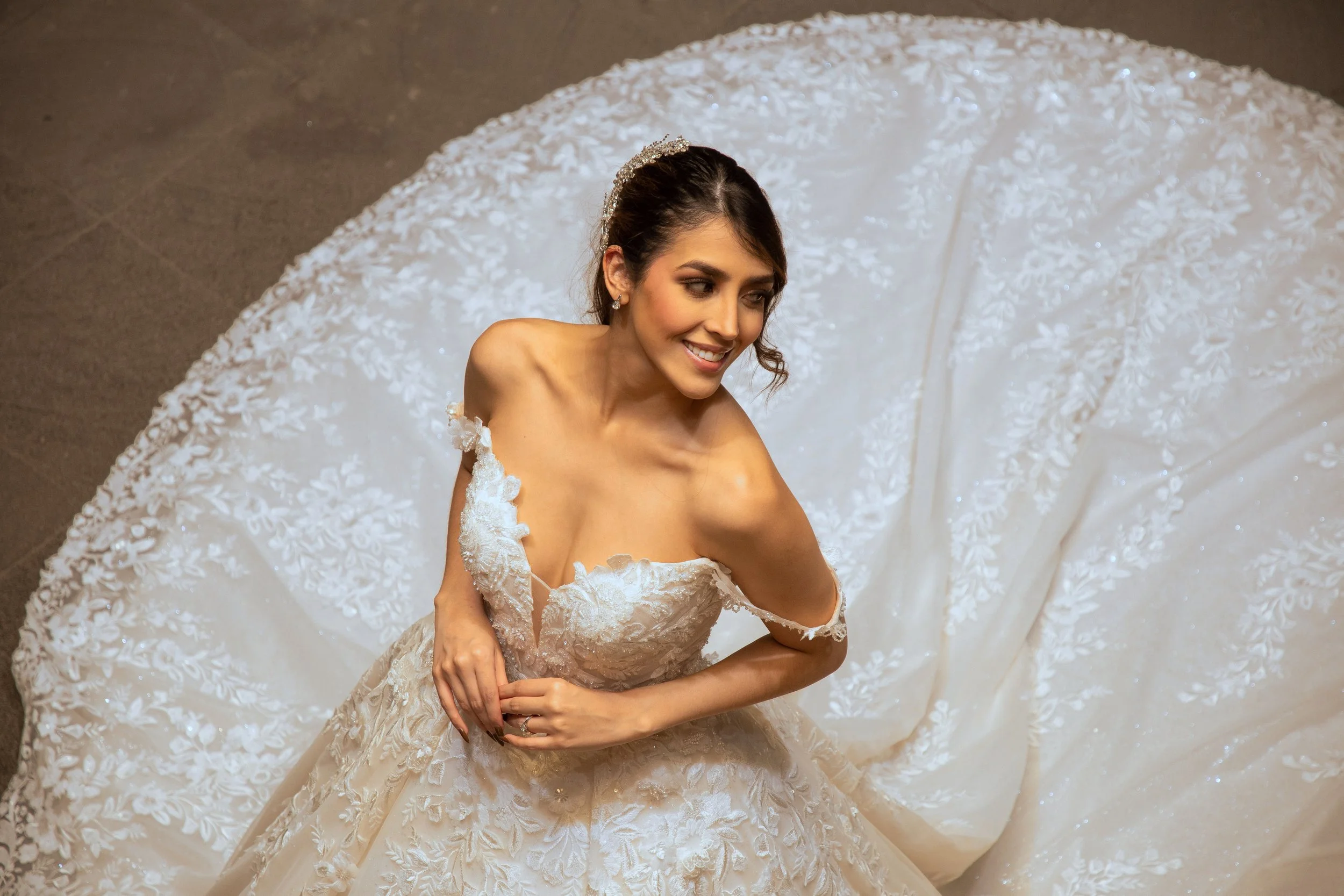 Toma editorial del vestido de novia Zaire con la falda floral desplegada.