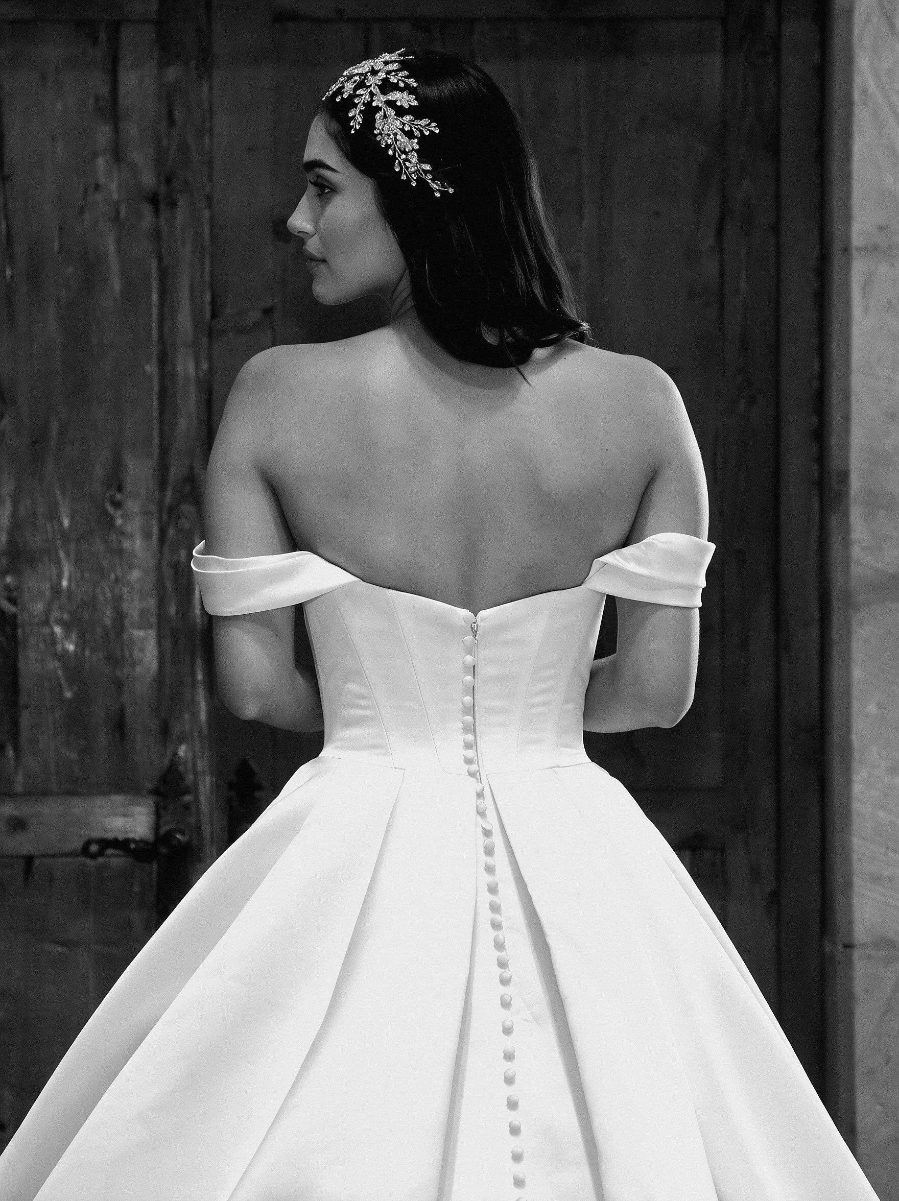 Detalle de la espalda descubierta del vestido Murcia con mangas bardot y botones.