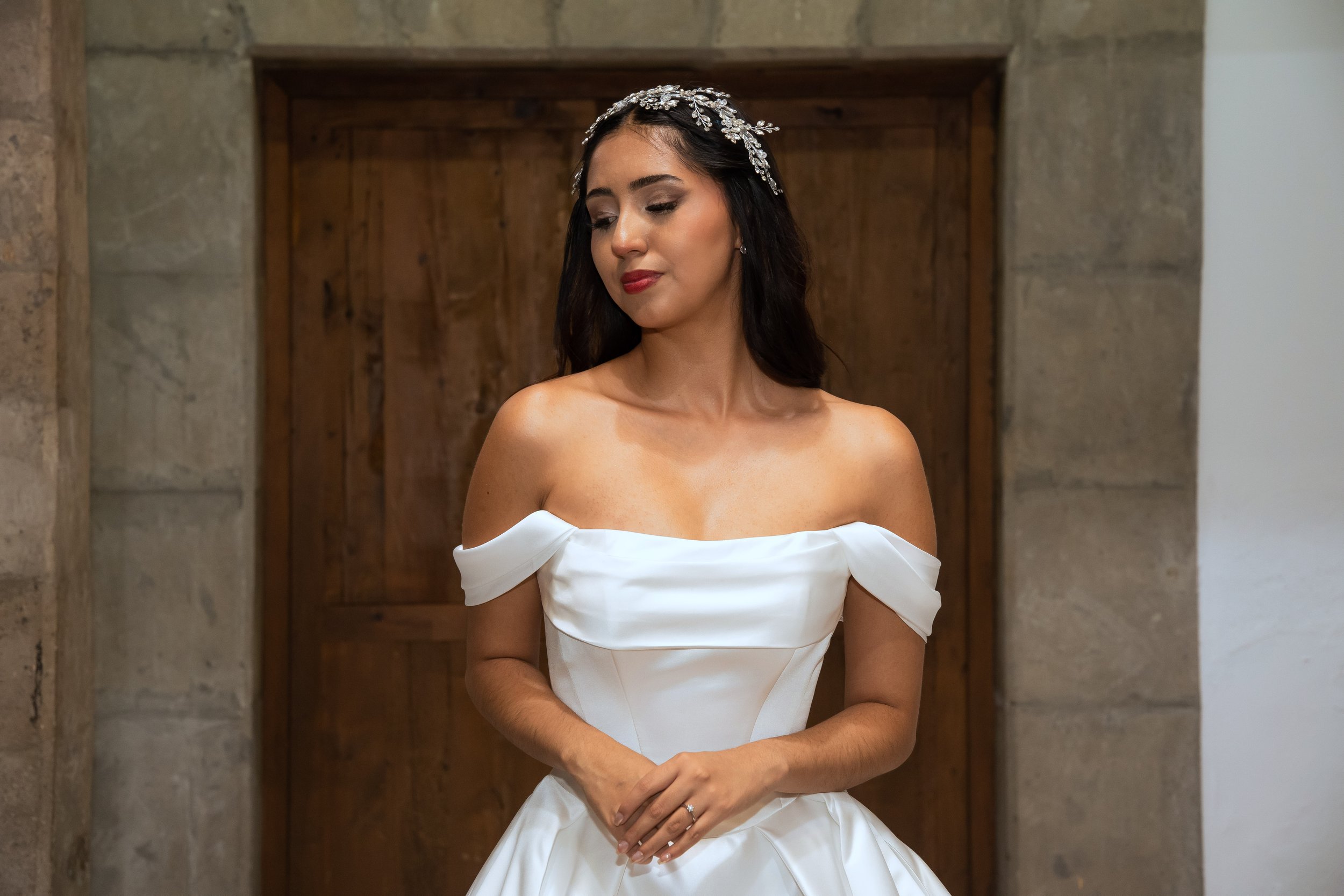 Escote recto con mangas caídas estilo bardot del vestido de novia Murcia.