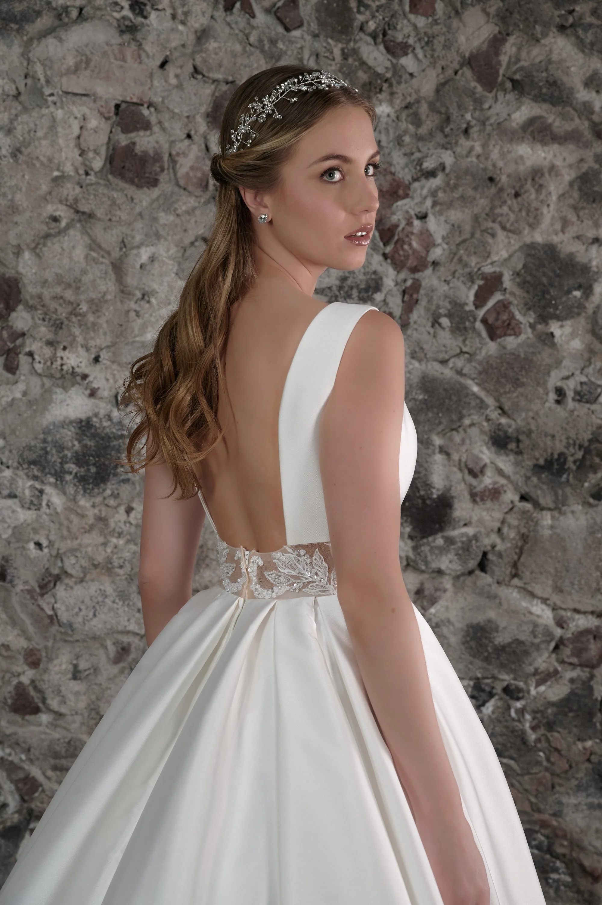 Detalle de la espalda baja y descubierta del vestido de novia Celia.