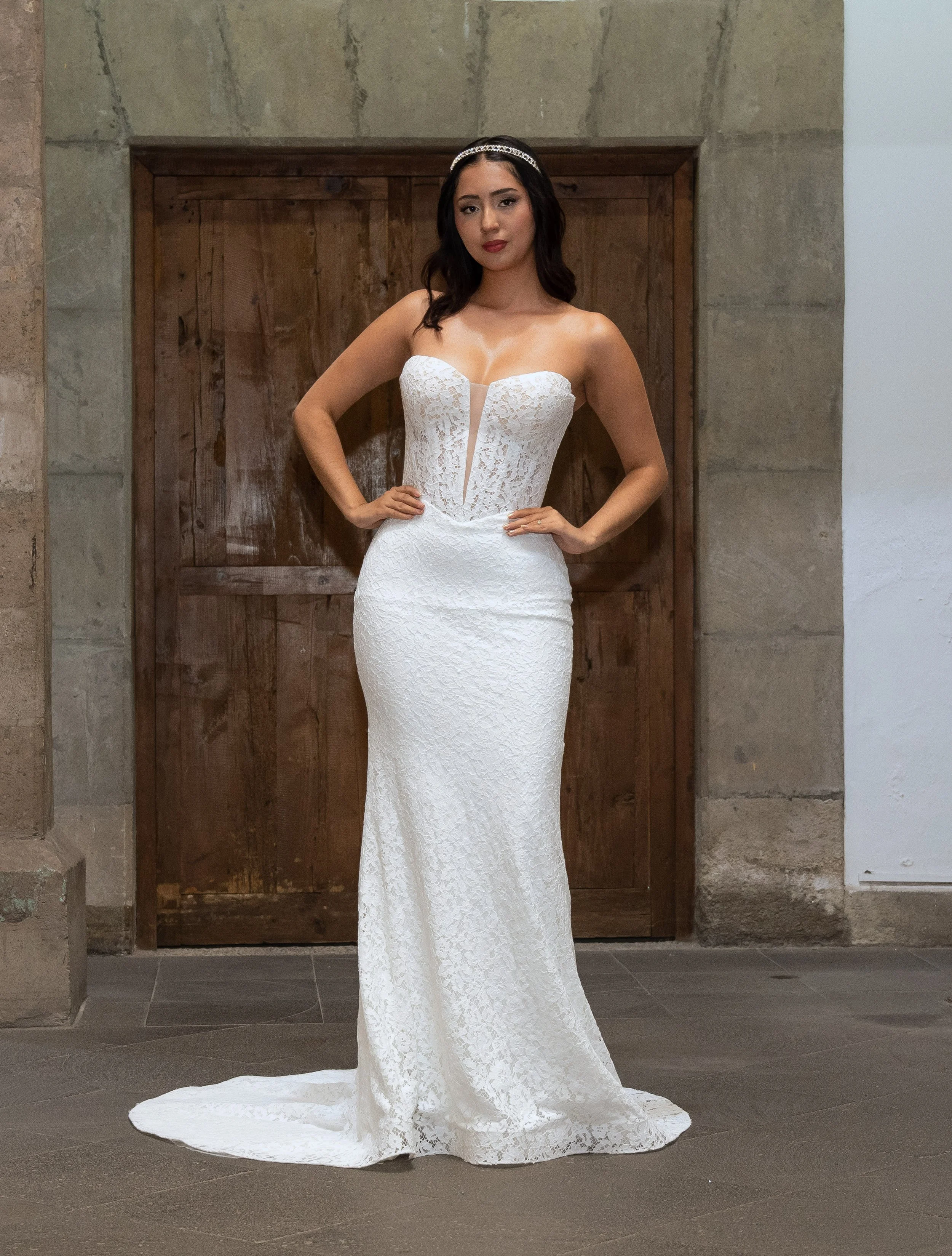 Novia con el vestido Leah de Bridenformal, silueta sirena en encaje floral con escote corazón, vista frontal completa.
