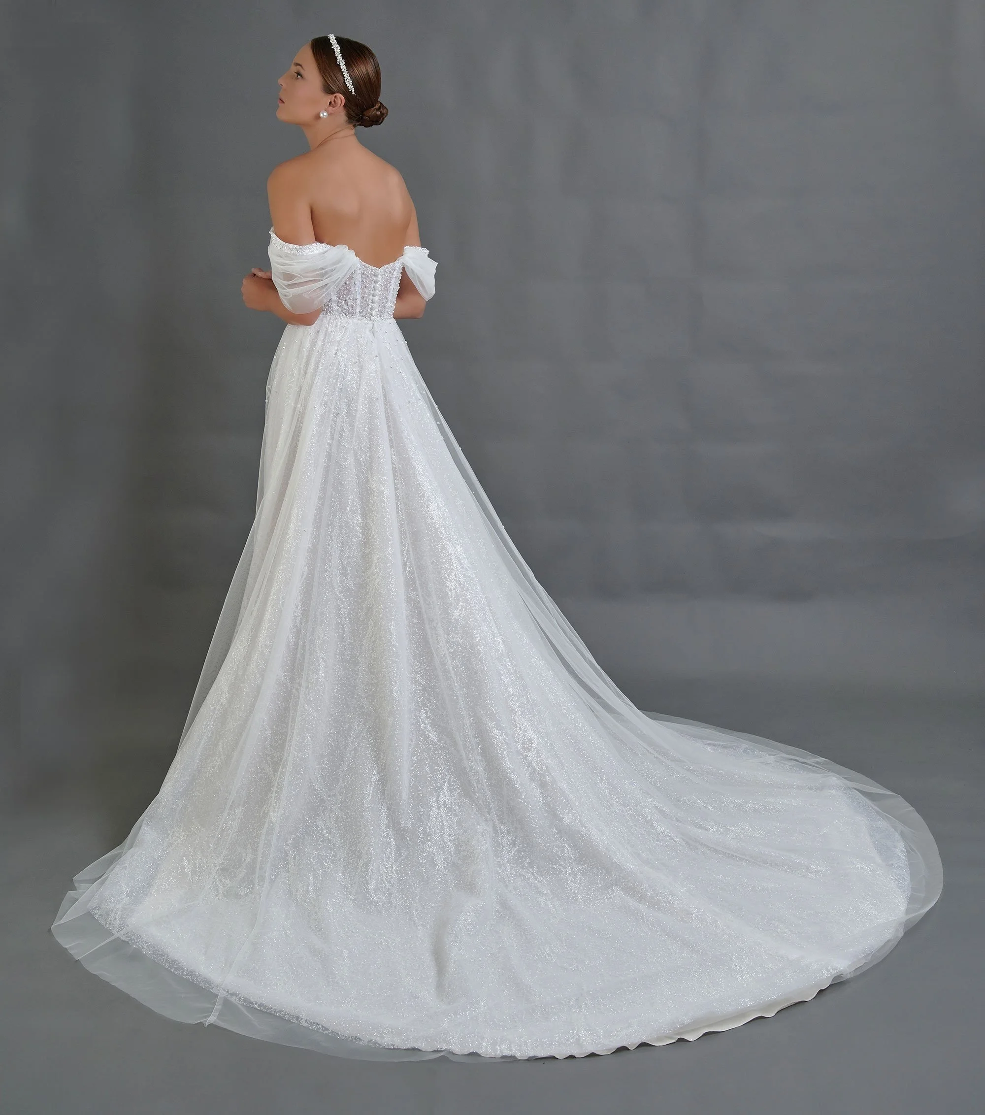 Espalda del vestido de novia Benita con falda de tul y cola fluida.