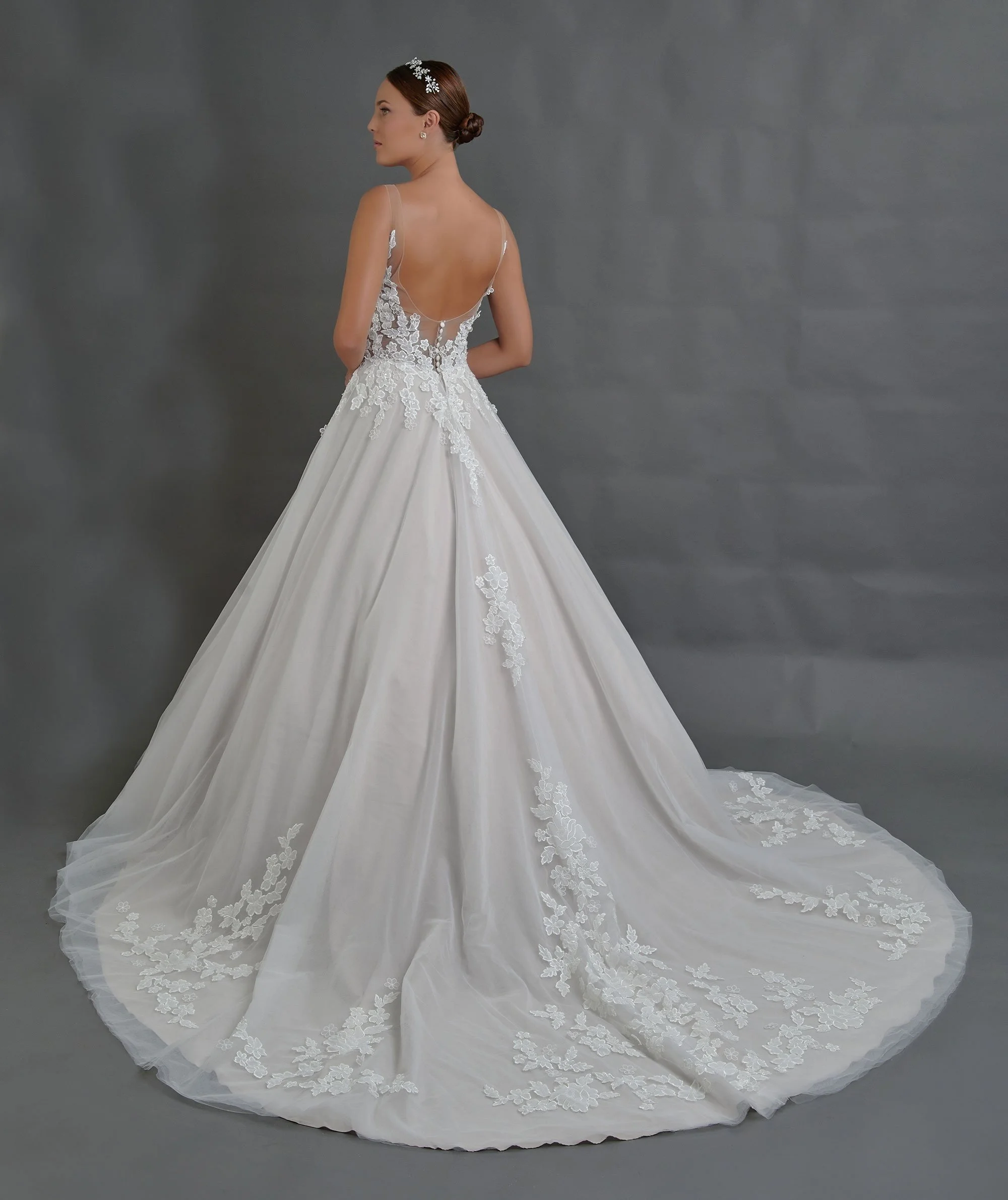 Detalle de la espalda baja del vestido Bertina con botones forrados y encaje floral.