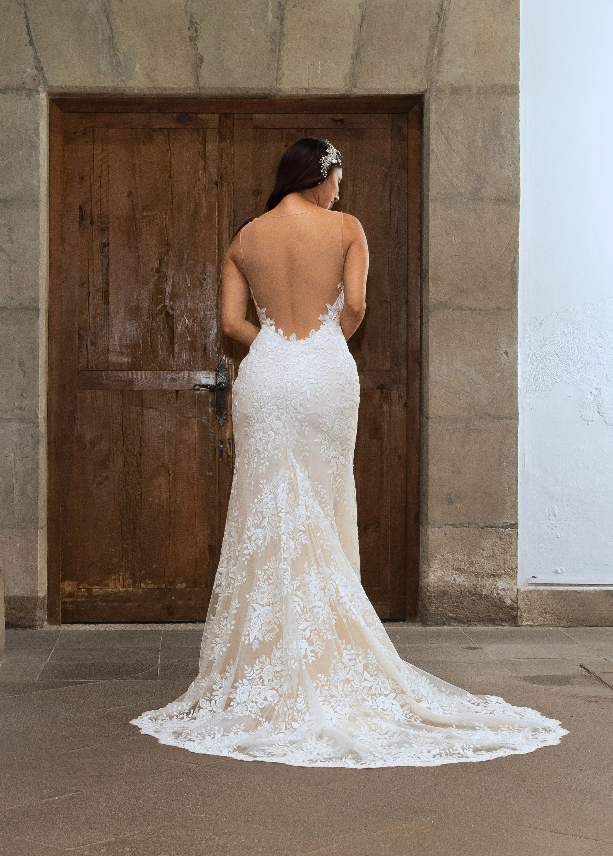 Espalda de ilusión del vestido Waterford en silueta sirena con cola.