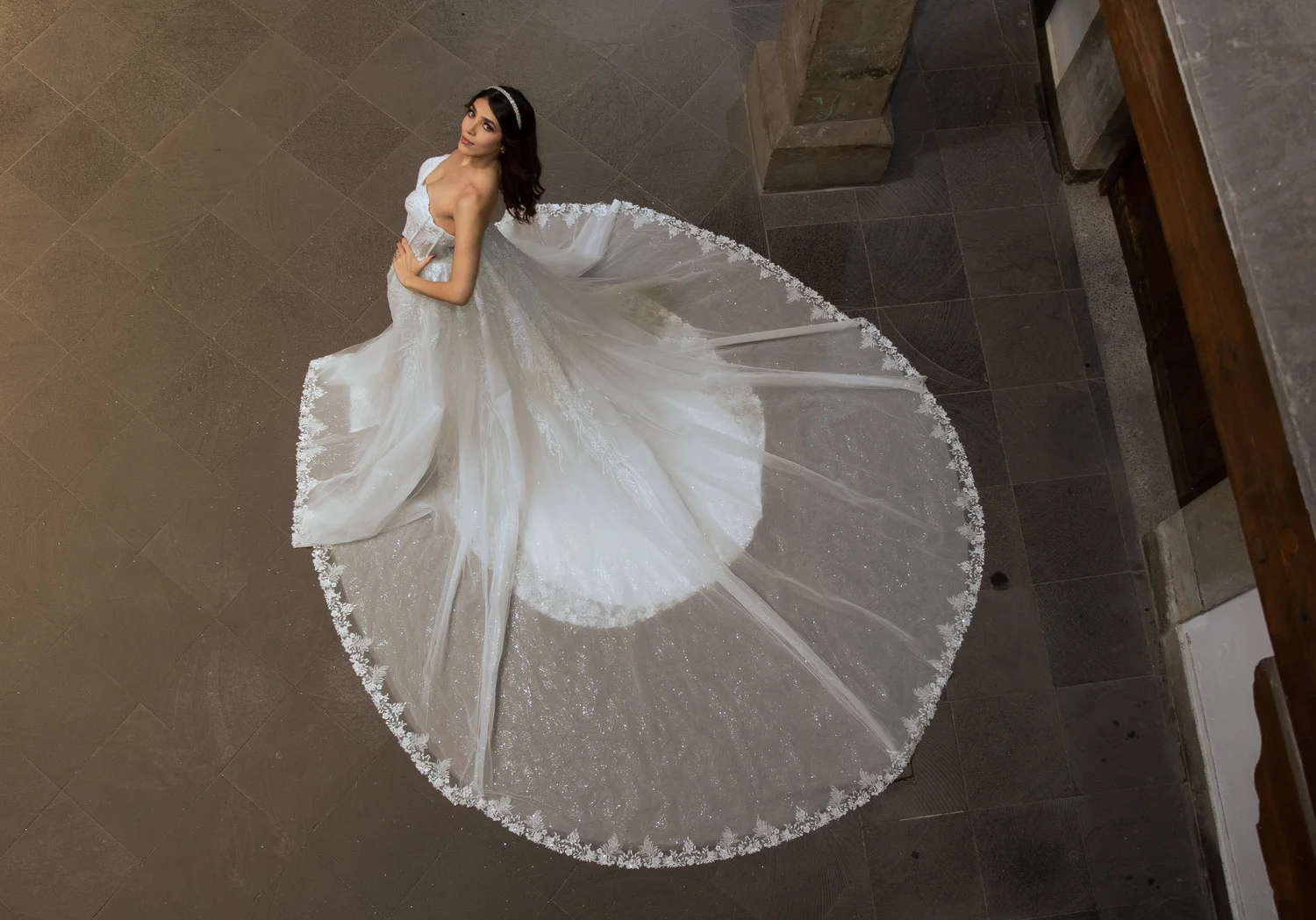 Novia con el vestido Maite de Bridenformal y tren de tul desmontable con borde de encaje