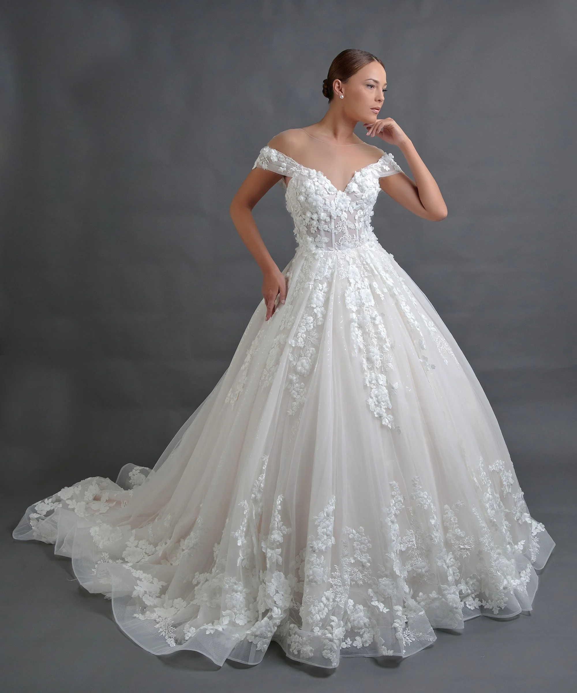 Novia con el vestido Balbina de Bridenformal, princesa de tul con encaje floral tridimensional, vista frontal con cola.