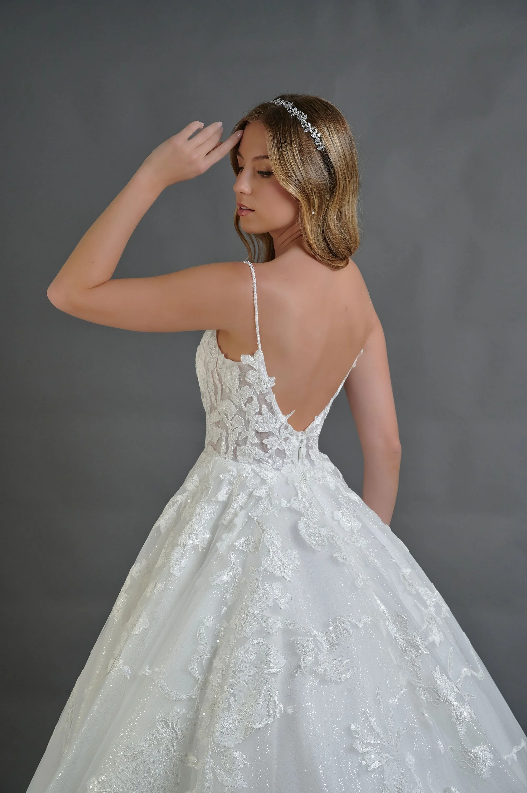 Detalle de la espalda profunda en V del vestido de novia Baraquiel.