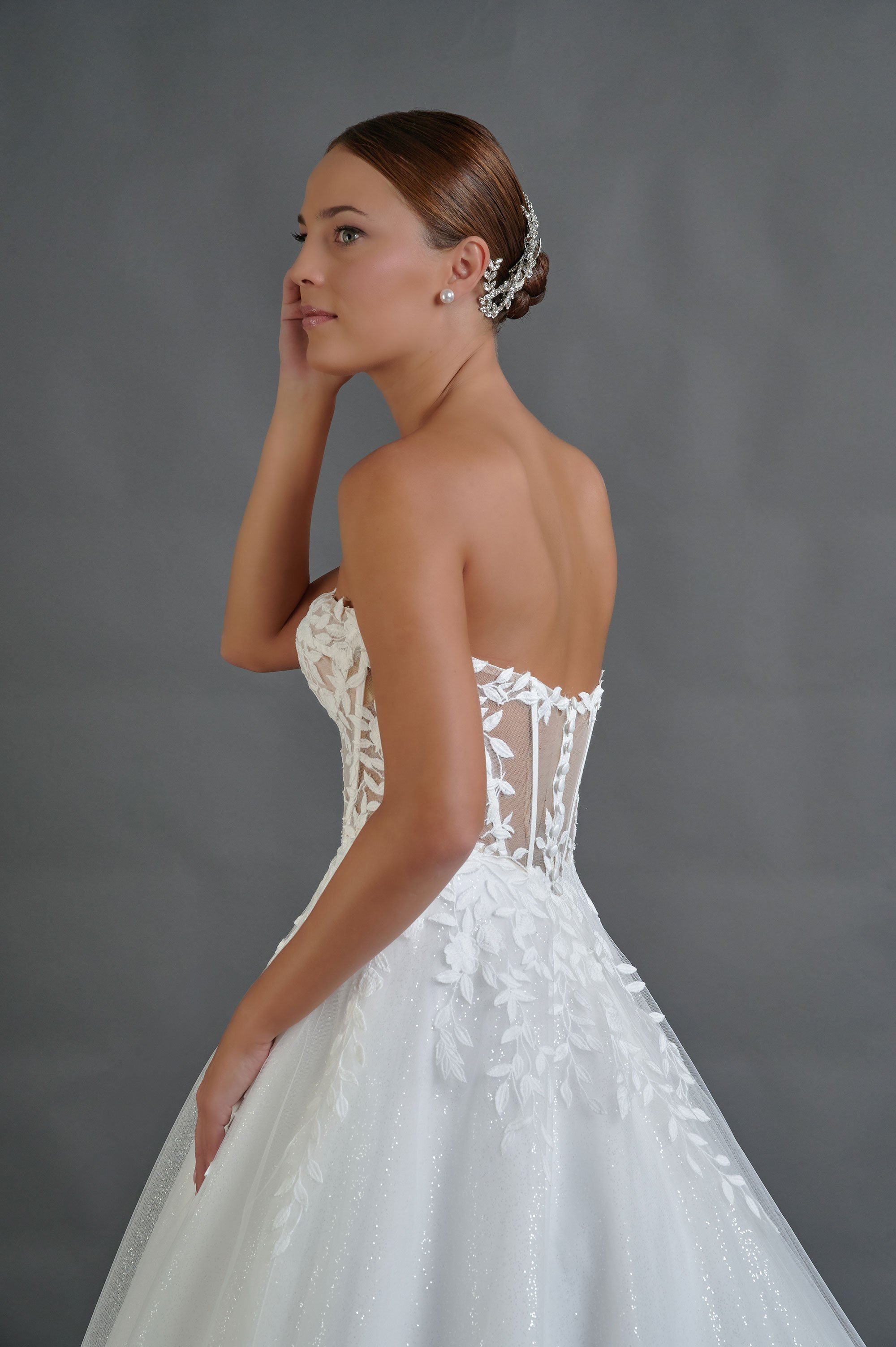 Detalle del corsé de transparencia con encaje de hojas y escote corazón del vestido de novia Belina.
