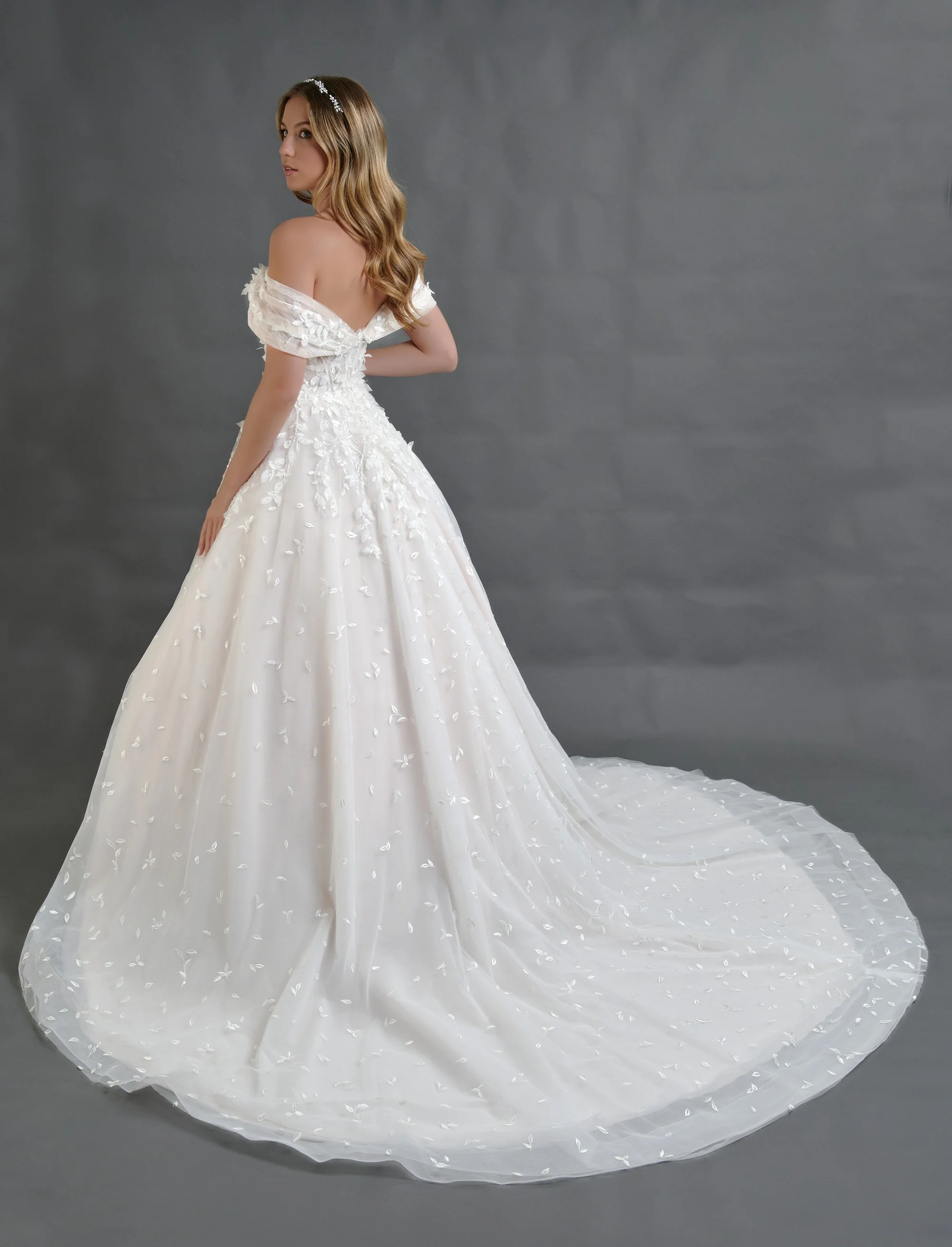 Espalda del vestido de novia Blas con falda de tul y cola larga con encaje floral.
