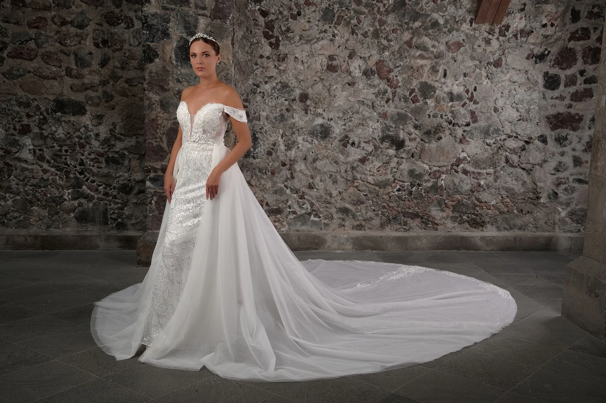 Novia con el vestido Chantal de Bridenformal, sirena de encaje bordado con sobrefalda de tul, vista frontal con cola.