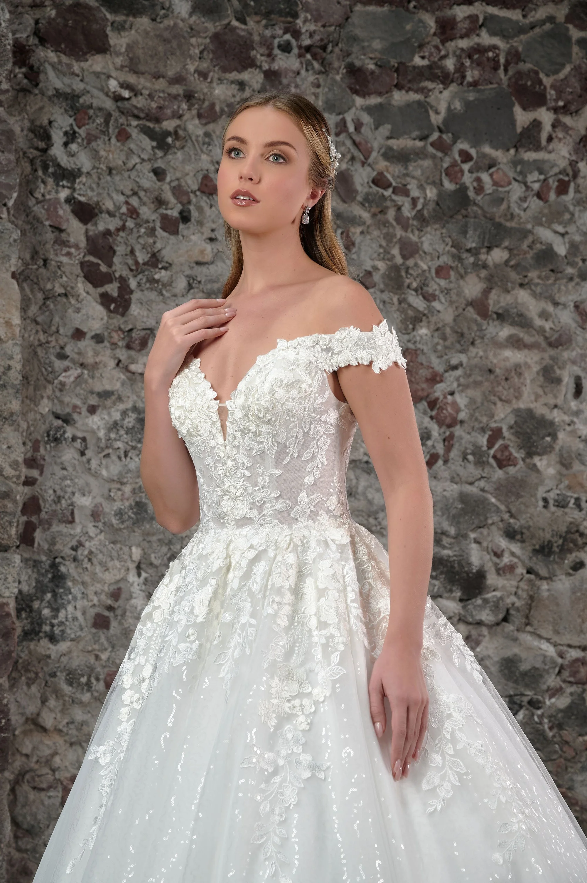 Detalle del corpiño del vestido Calaita de Bridenformal con encaje floral bordado y mangas caídas.