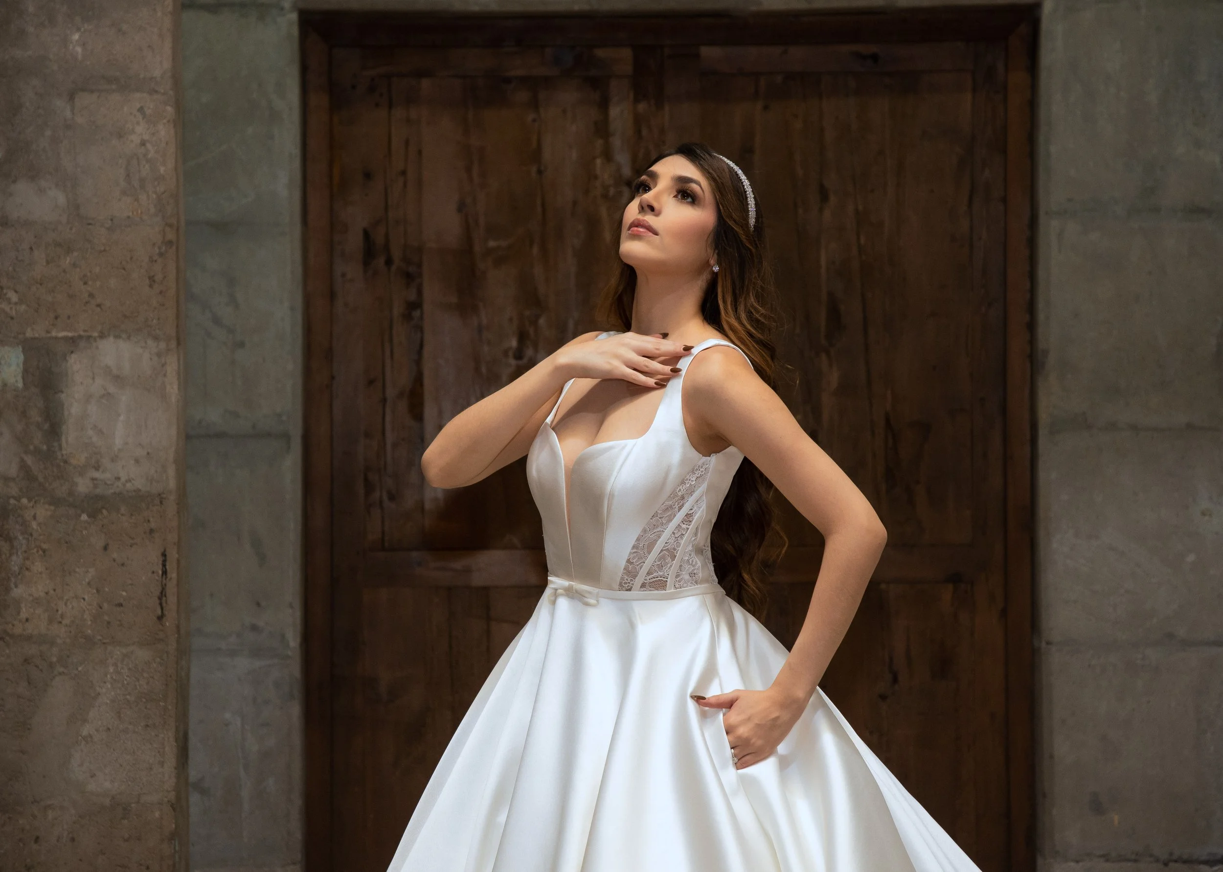 Escote recto con tirantes anchos del vestido de novia Wellrose en satén.