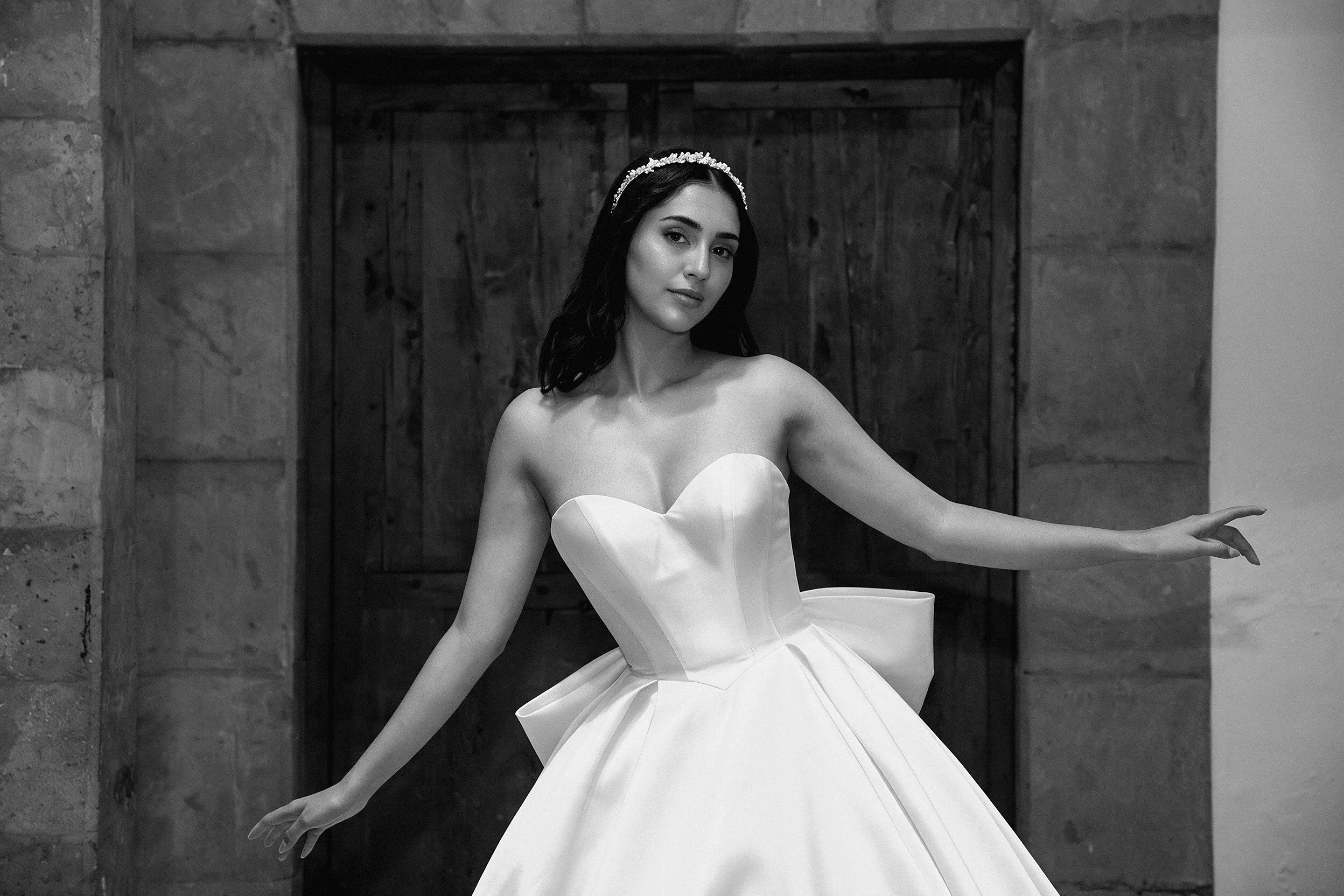 Escote corazón strapless con corpiño de satén liso del vestido de novia Lauren.