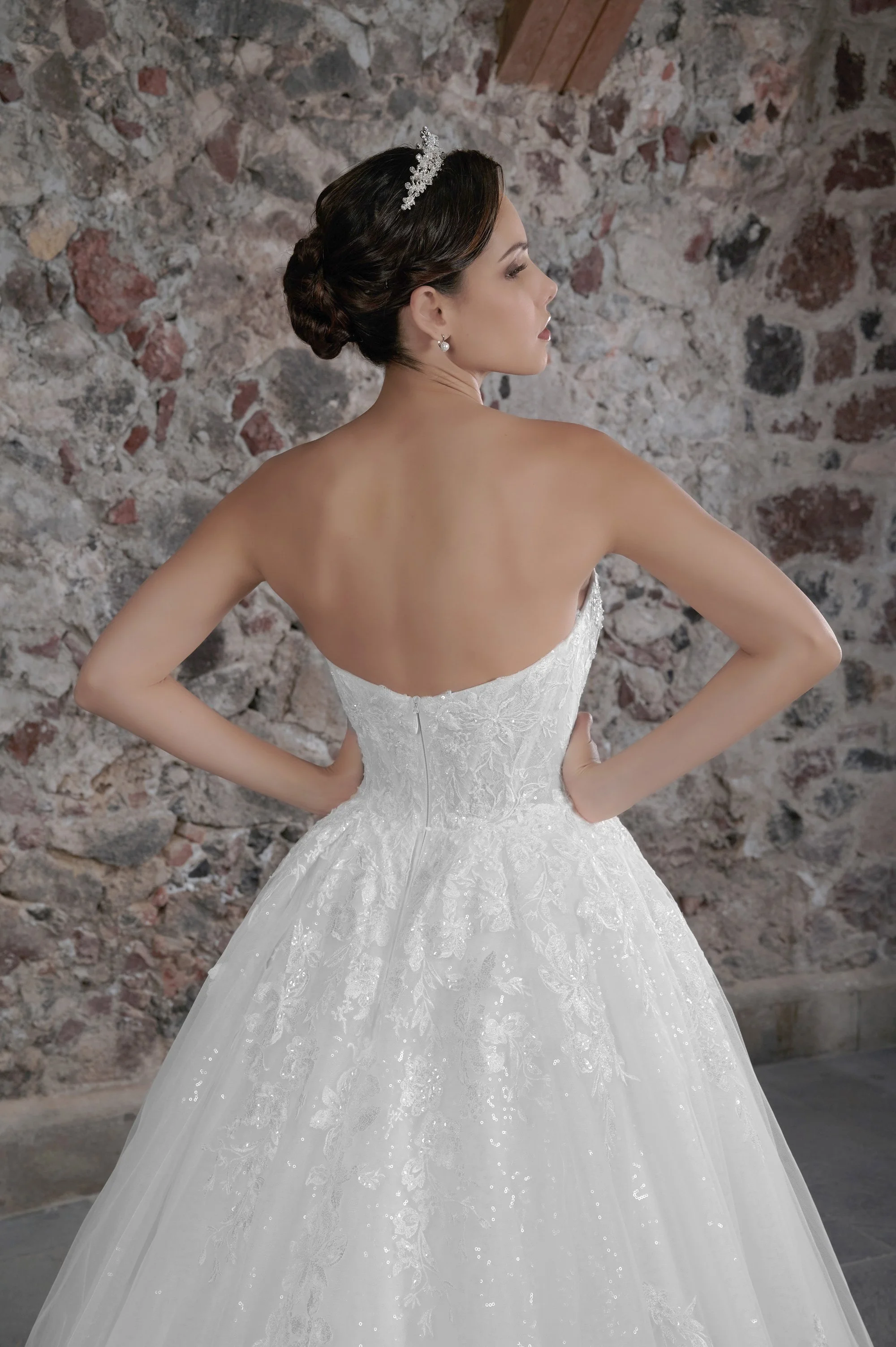 Detalle de la espalda descubierta del vestido Carlota con corpiño de encaje y falda de tul con lentejuelas.