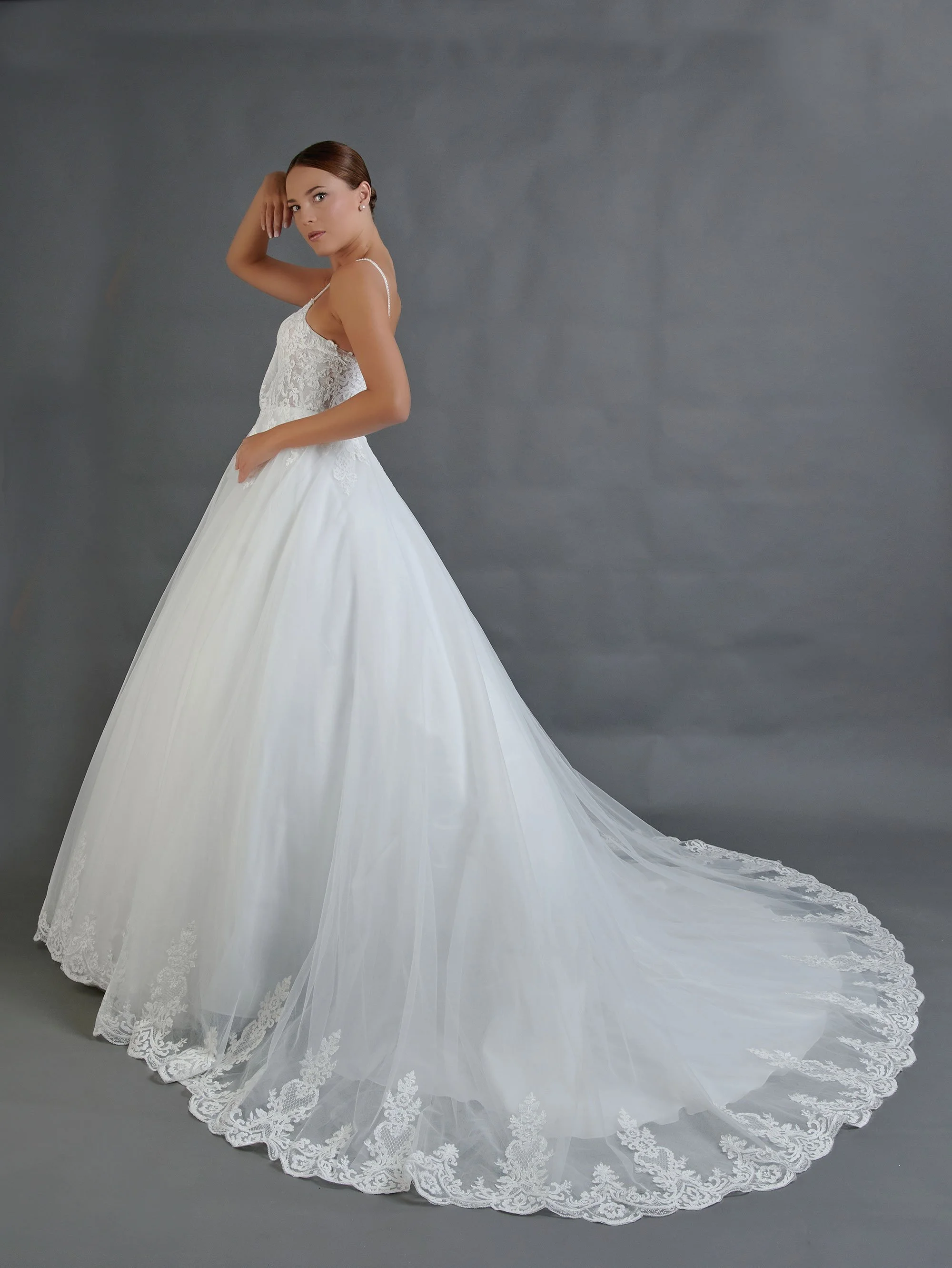 Novia con el vestido Bali de Bridenformal, princesa de tul liso con encaje bordado, vista frontal con cola.