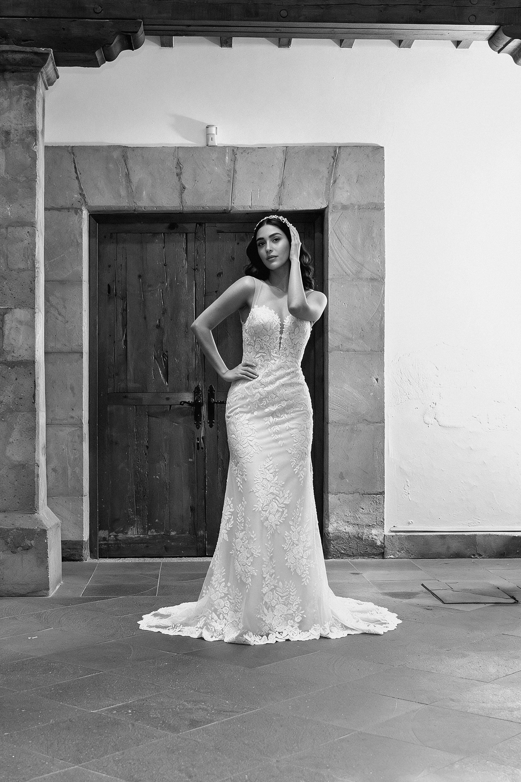 Novia con el vestido Waterford de Bridenformal, silueta sirena de encaje con escote de ilusión, vista frontal completa.