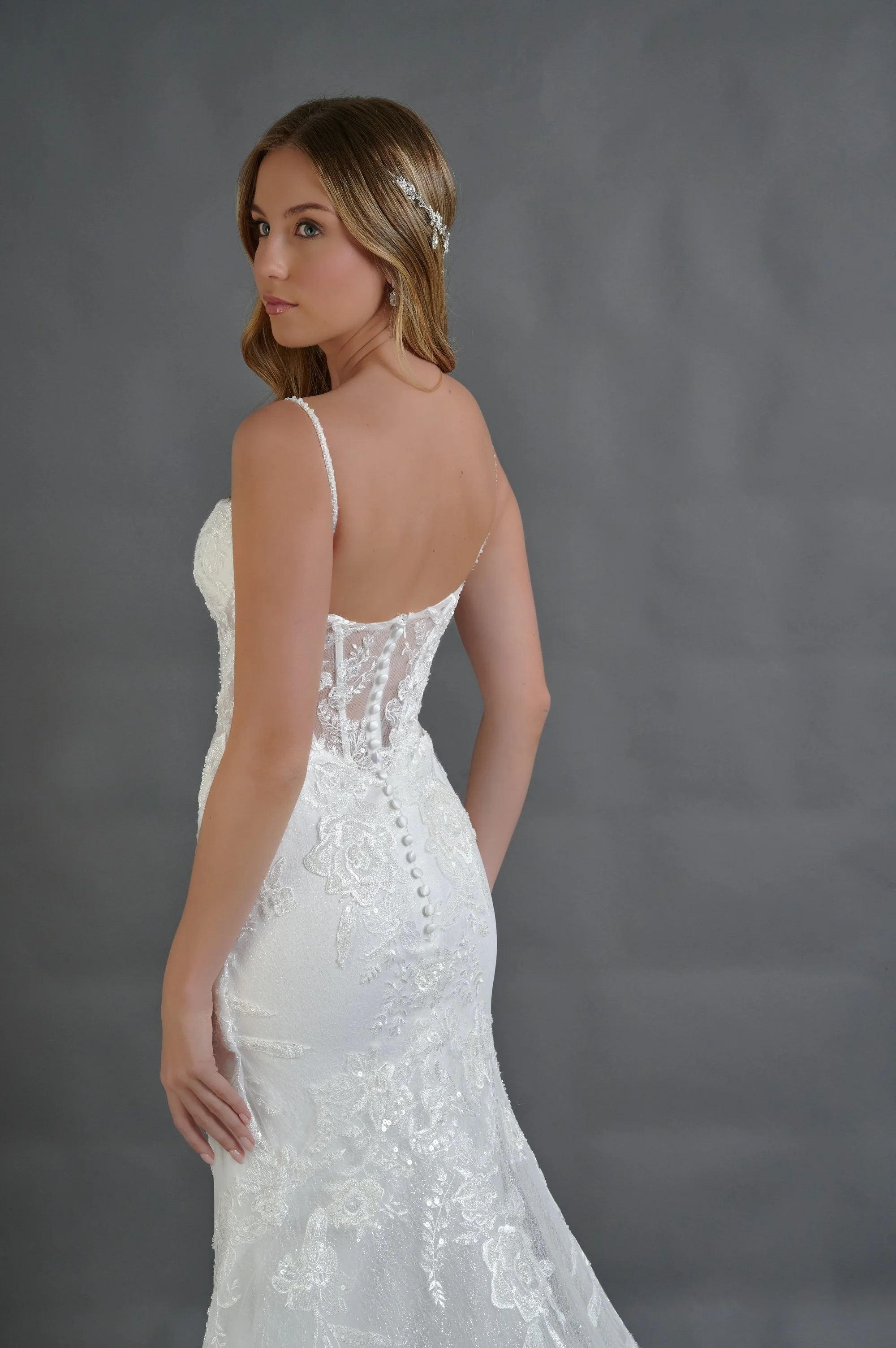 Espalda del vestido de novia Belmonte con botones forrados y cola tipo capilla de encaje.