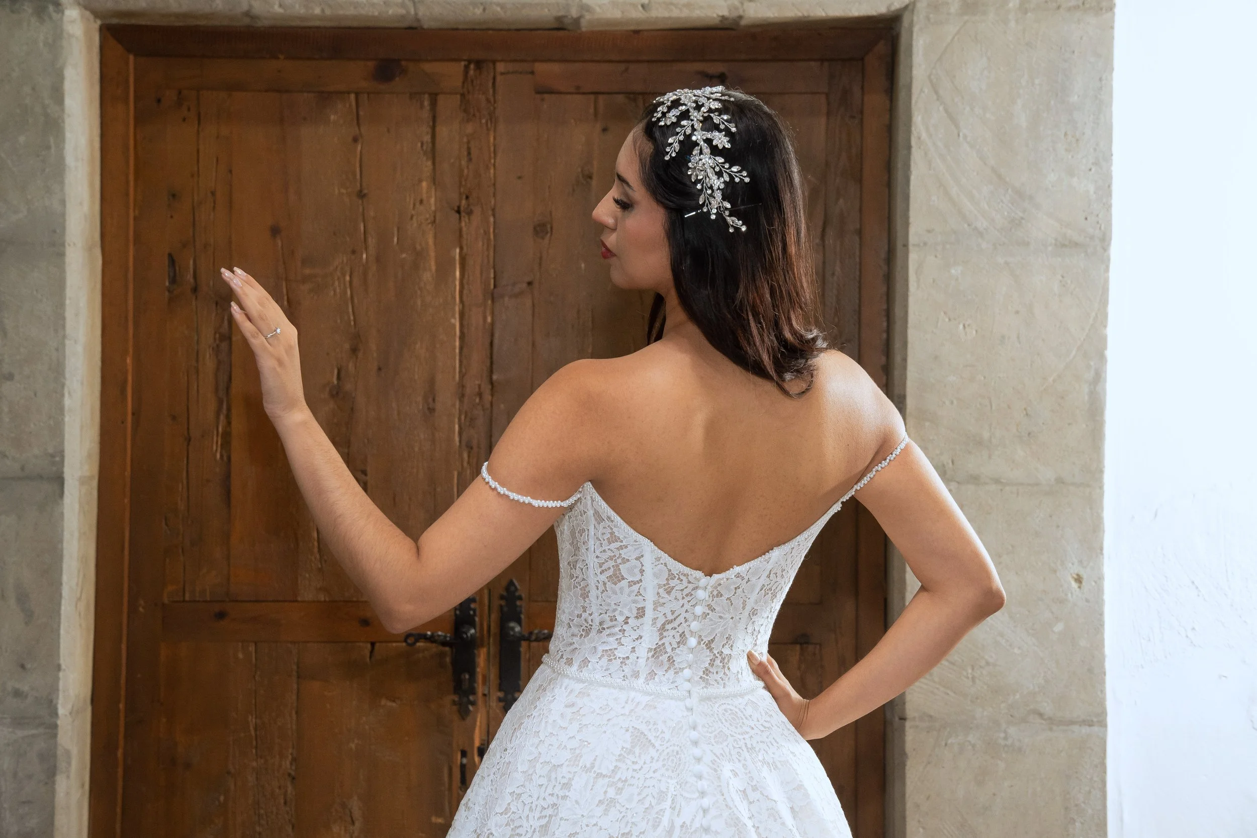 Primer plano de los botones forrados y el encaje de la espalda del vestido Tela.
