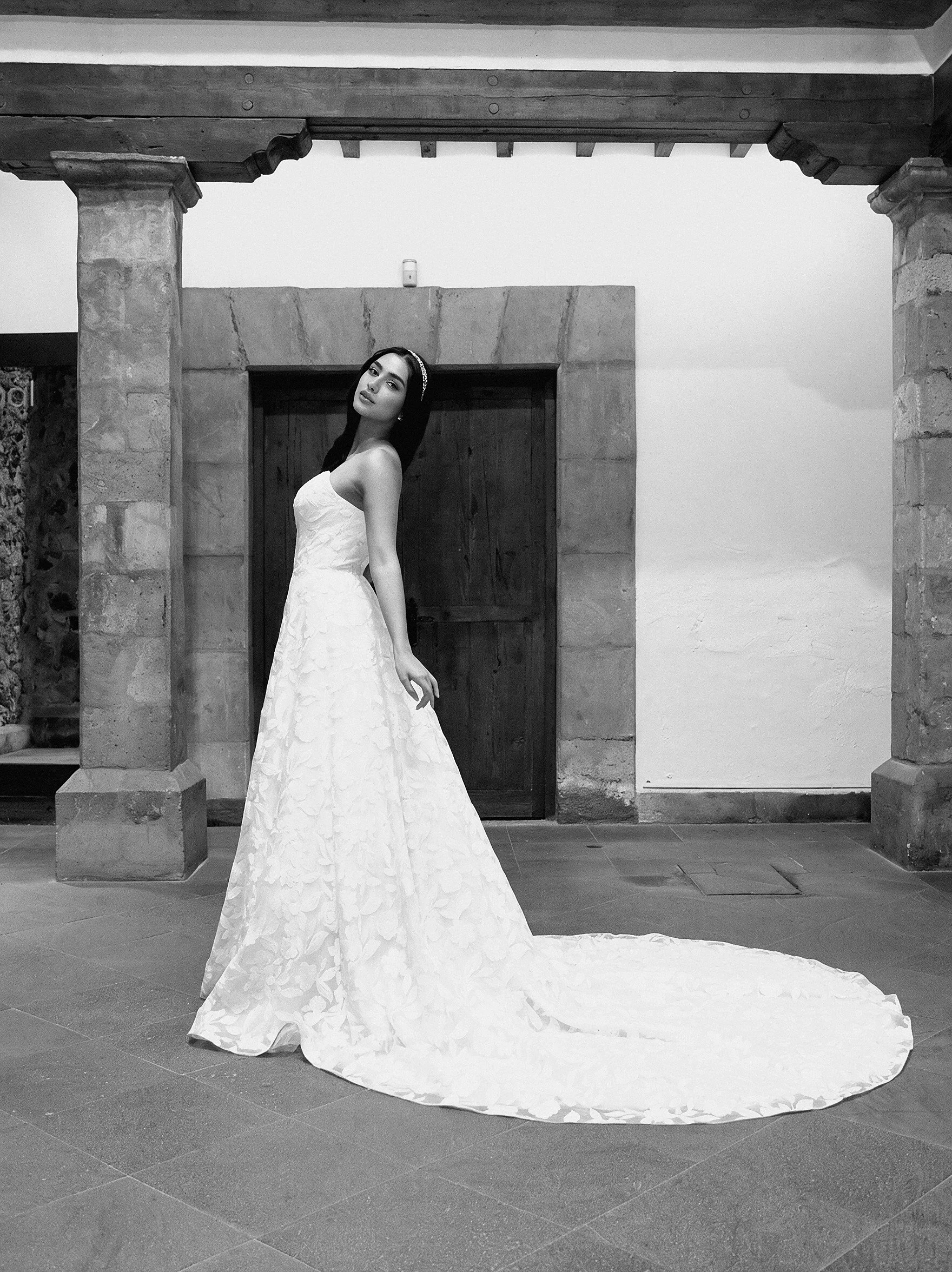 Vestido de novia Look de perfil con la cola de aplicaciones florales extendida en línea A.
