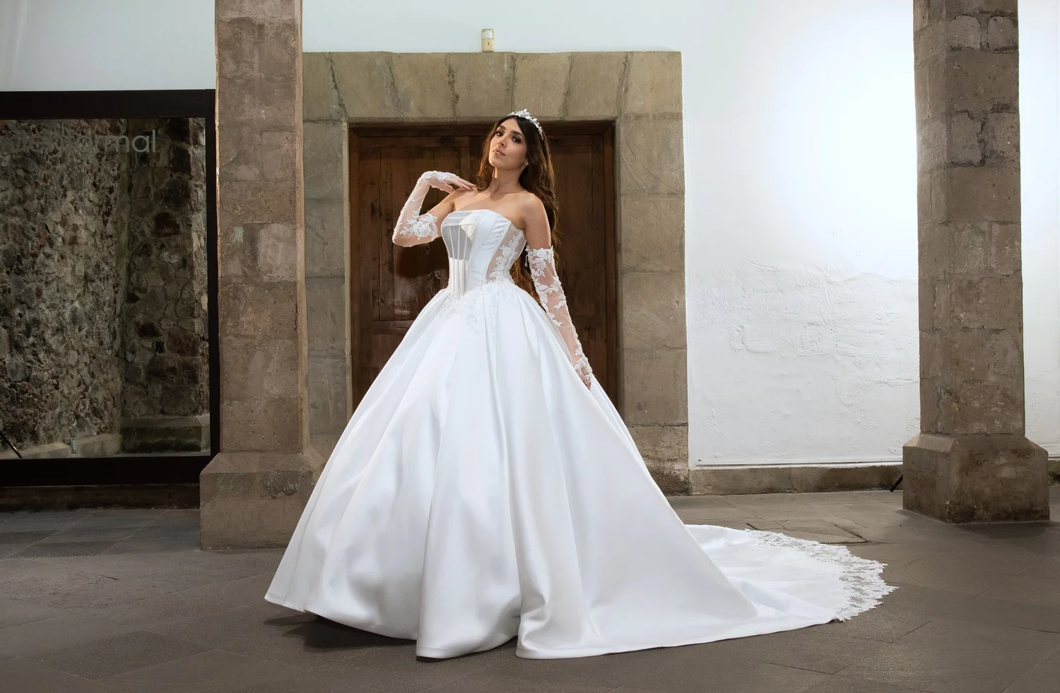 Vestido de novia Leonor de Bridenformal 2027 con corsé estructurado y falda princesa de mikado