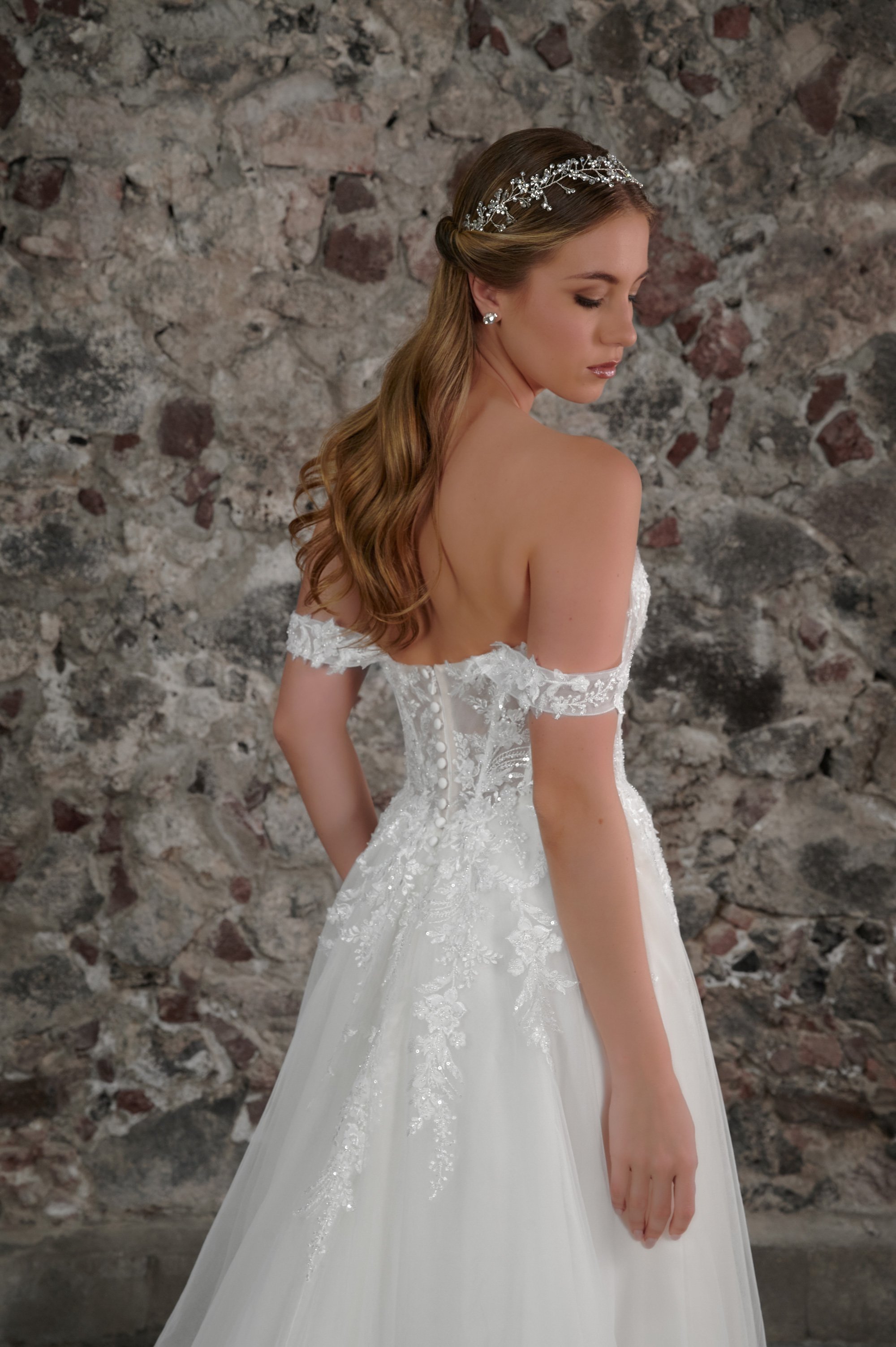 Detalle de los botones forrados y el encaje bordado del vestido de novia Cielo.