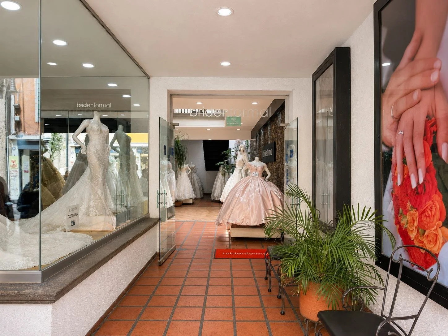 Interior de Bridenformal Chile 3 con vestidos de novia, velos y área de atención