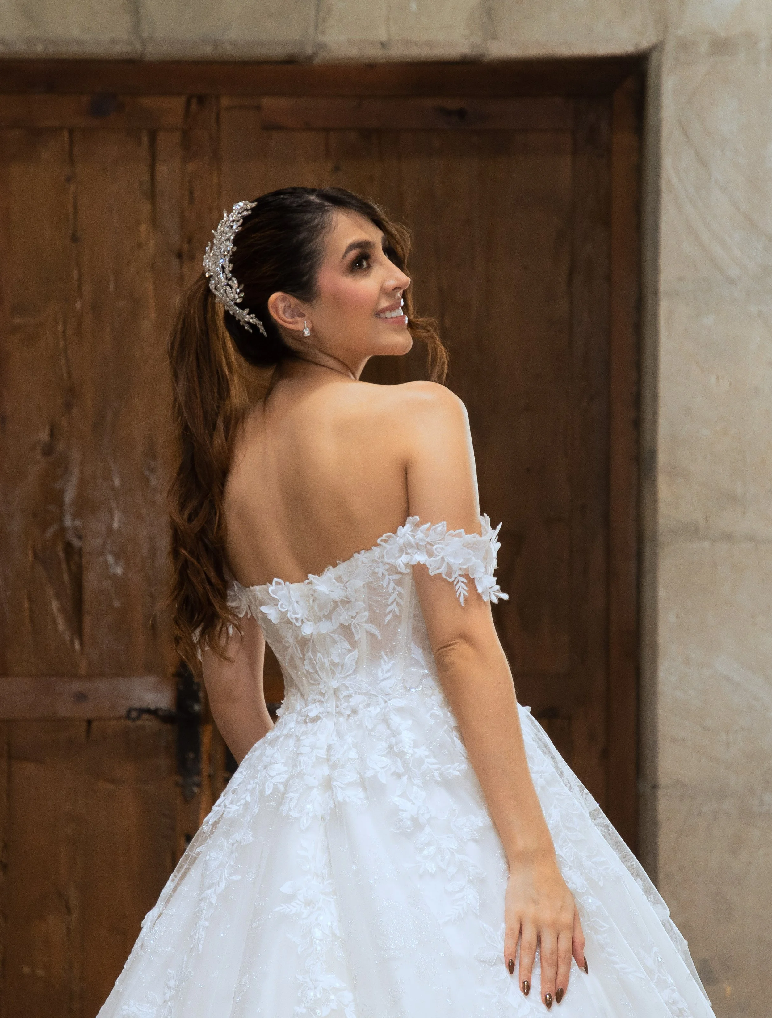 Vista de tres cuartos de la espalda descubierta del vestido Marisol con tirantes florales.
