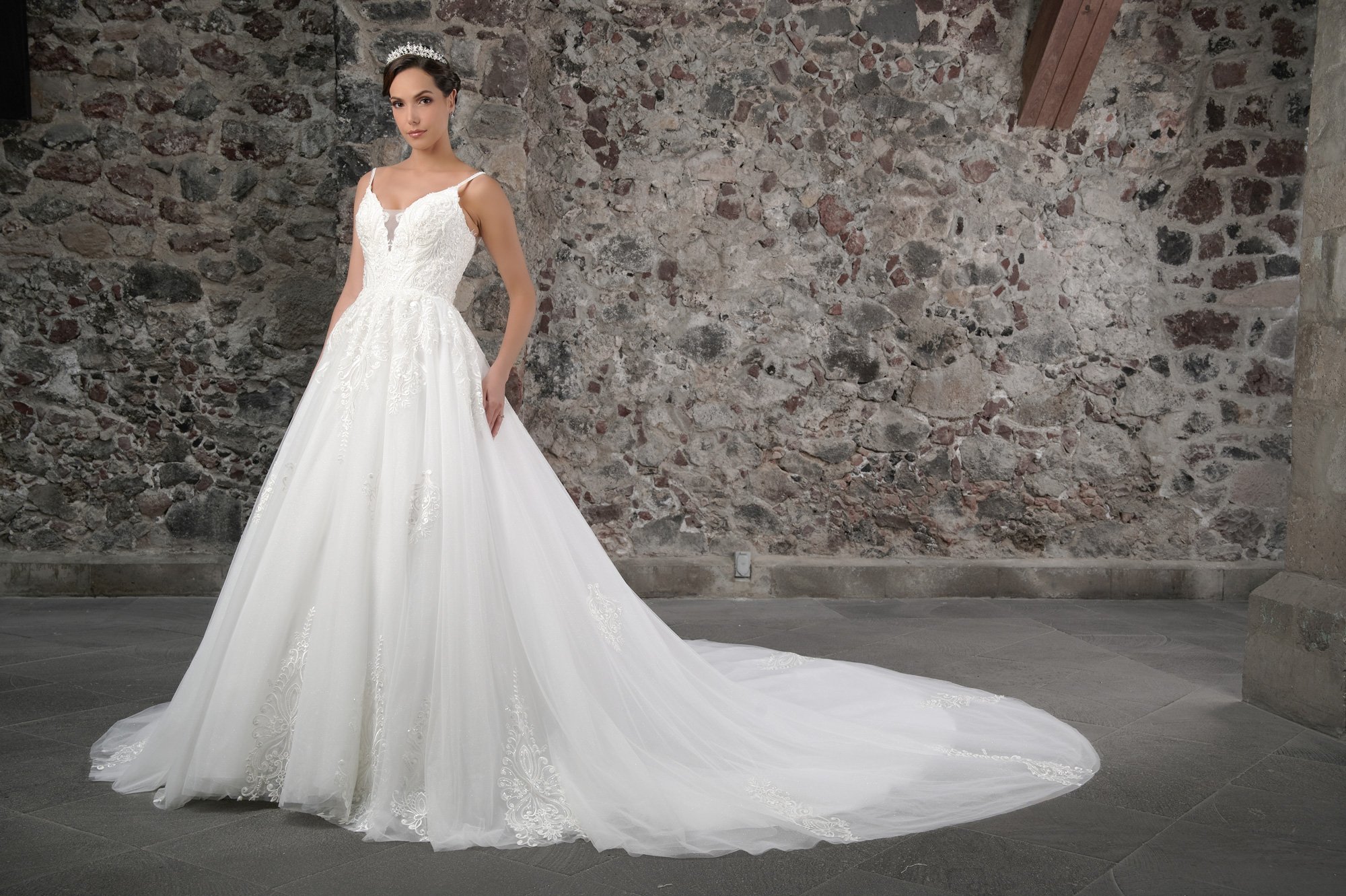 Novia con el vestido Curazao de Bridenformal, princesa de tul con brillo y escote en V, vista frontal con cola.