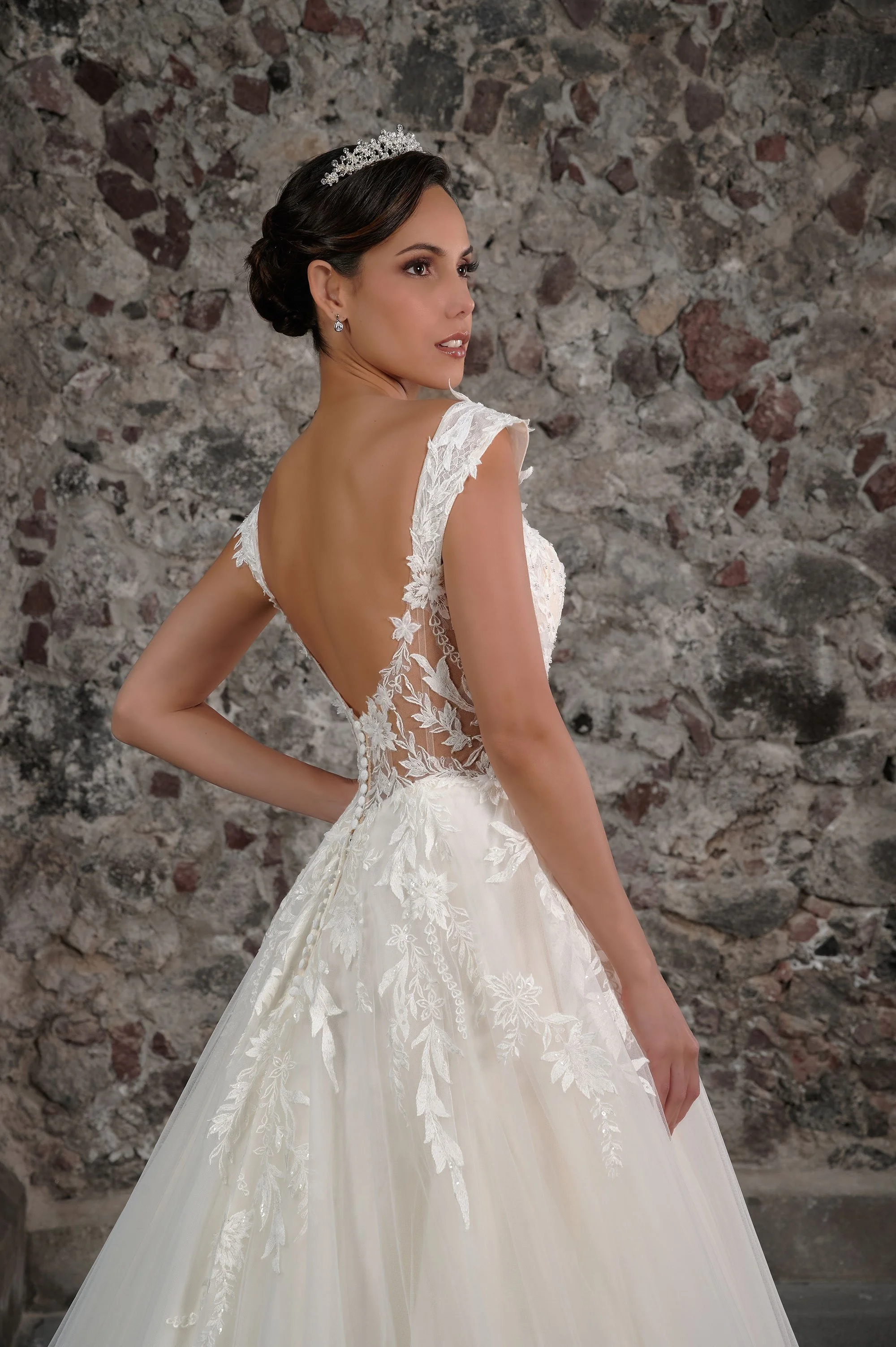 Detalle de los botones forrados y el encaje floral del vestido de novia Cuento.