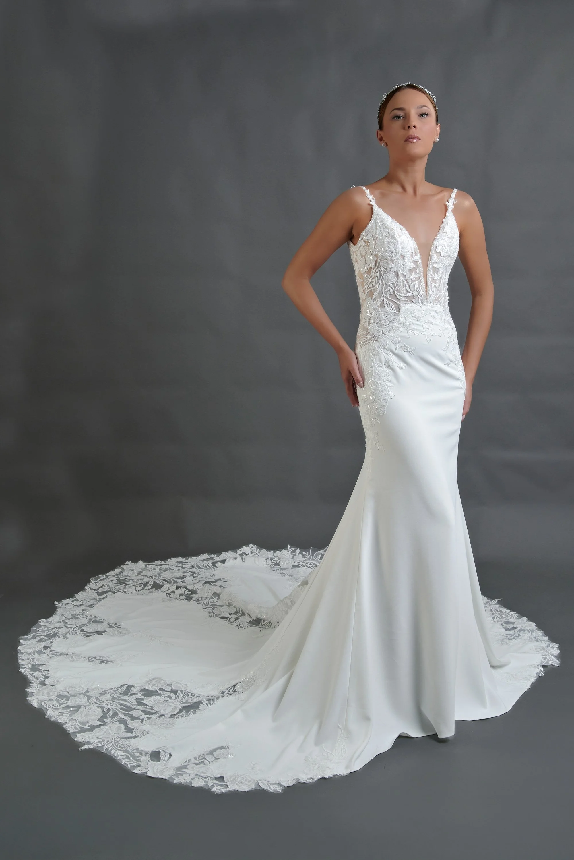 Novia con el vestido Beatrice de Bridenformal, silueta sirena de encaje con escote en V, vista frontal con cola.