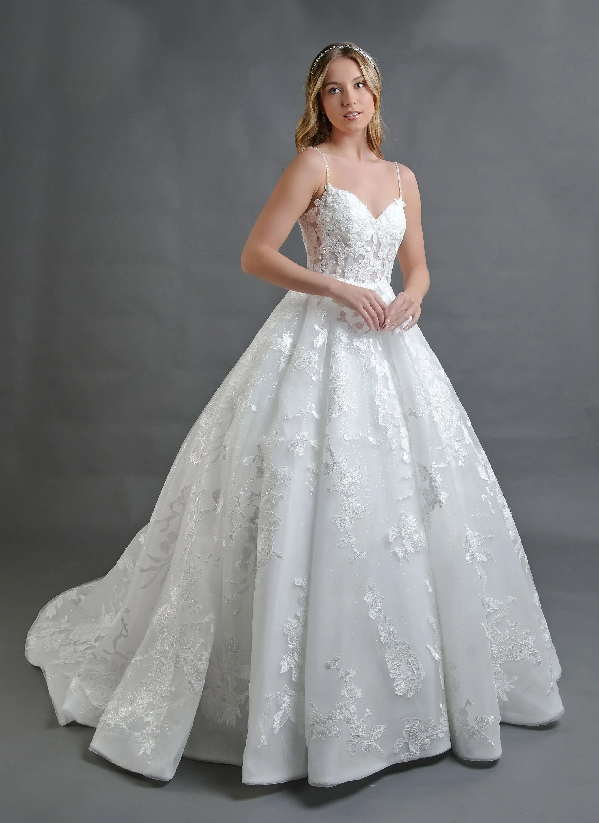 Detalle del corpiño del vestido Baraquiel con encaje bordado y tirantes finos.
