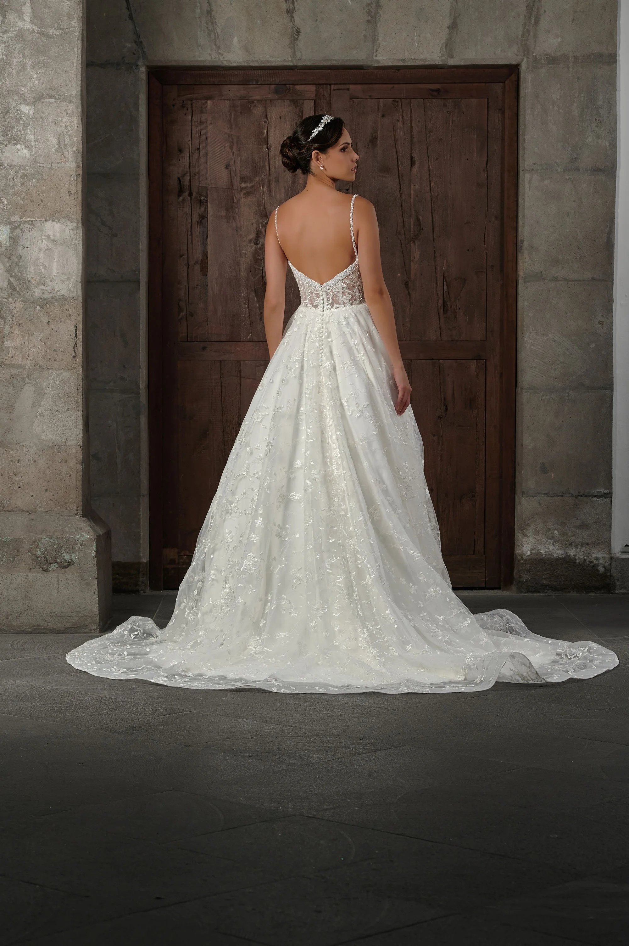 Espalda del vestido de novia Qasim con escote en V profundo y cierre de botones forrados.