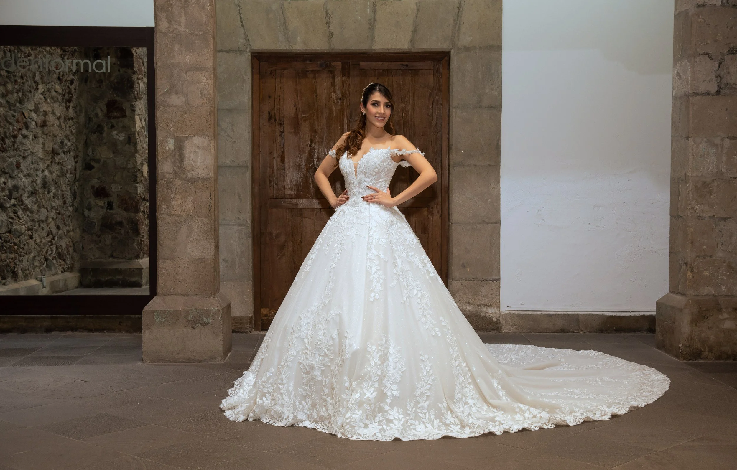 Novia con el vestido Zaire de Bridenformal, princesa de tul con flores en relieve y escote corazón, vista frontal completa.