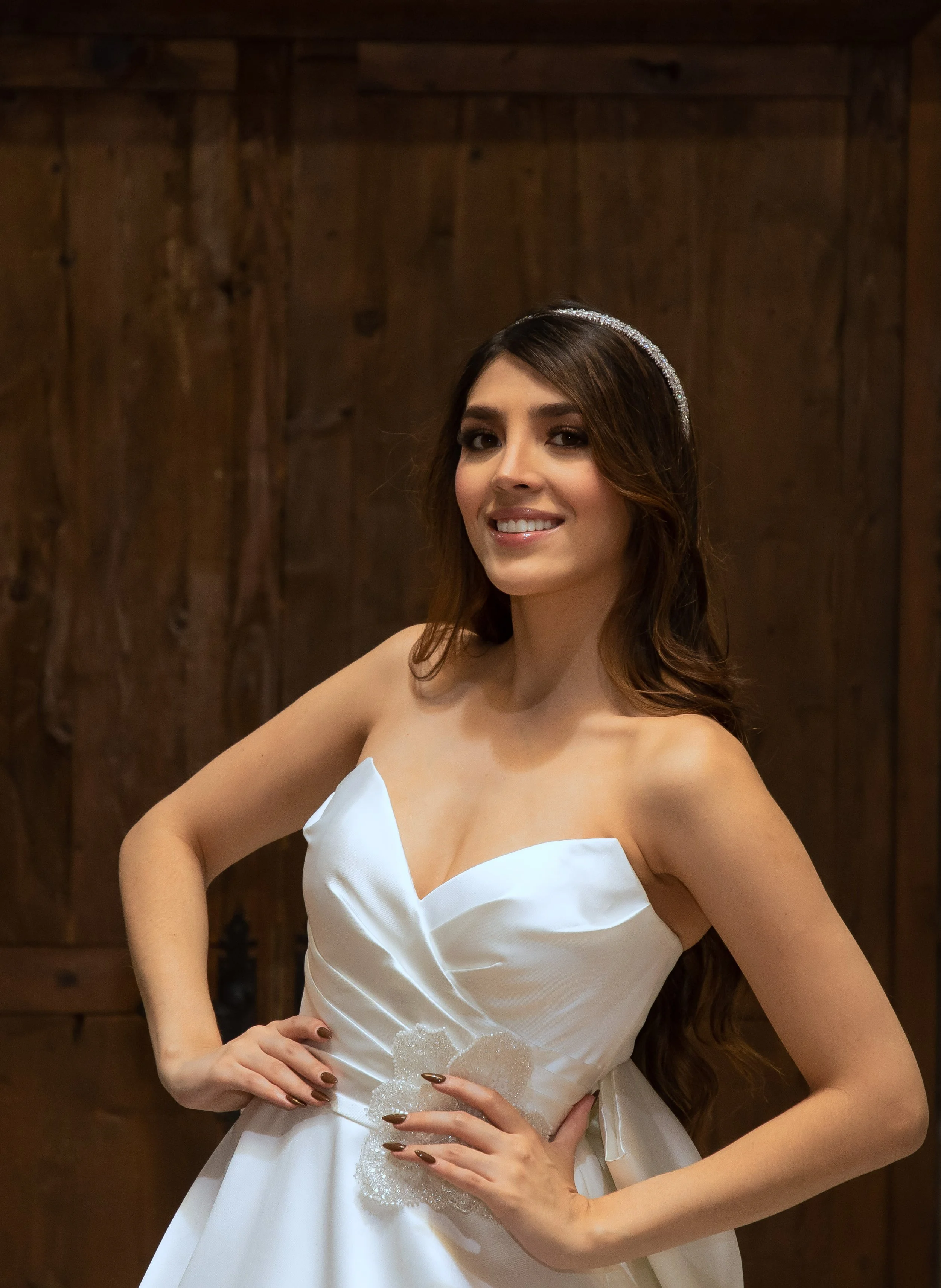 Escote corazón drapeado con aplicación floral en la cintura del vestido de novia Loretta.