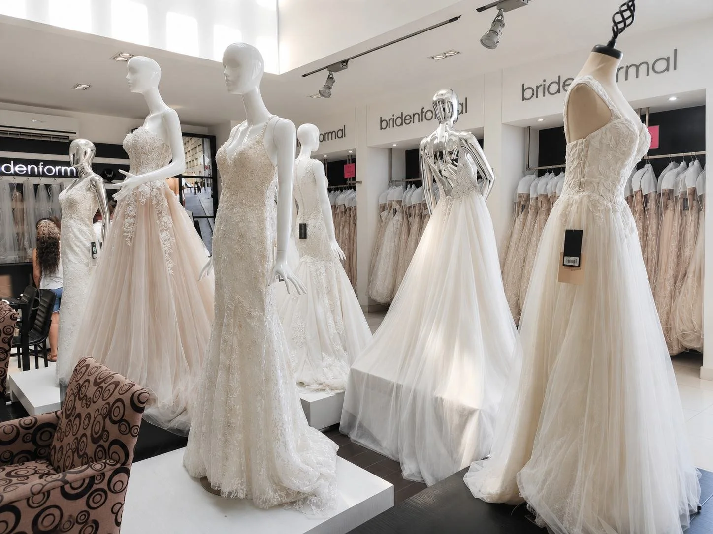Interior de Bridenformal Monterrey con vestidos de novia, velos y área de atención