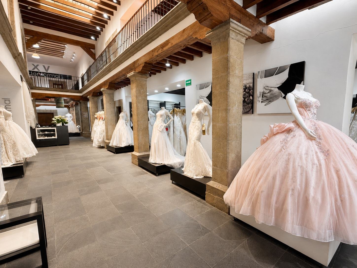 Interior de Bridenformal Honduras 56 con vestidos de novia, velos y área de atención