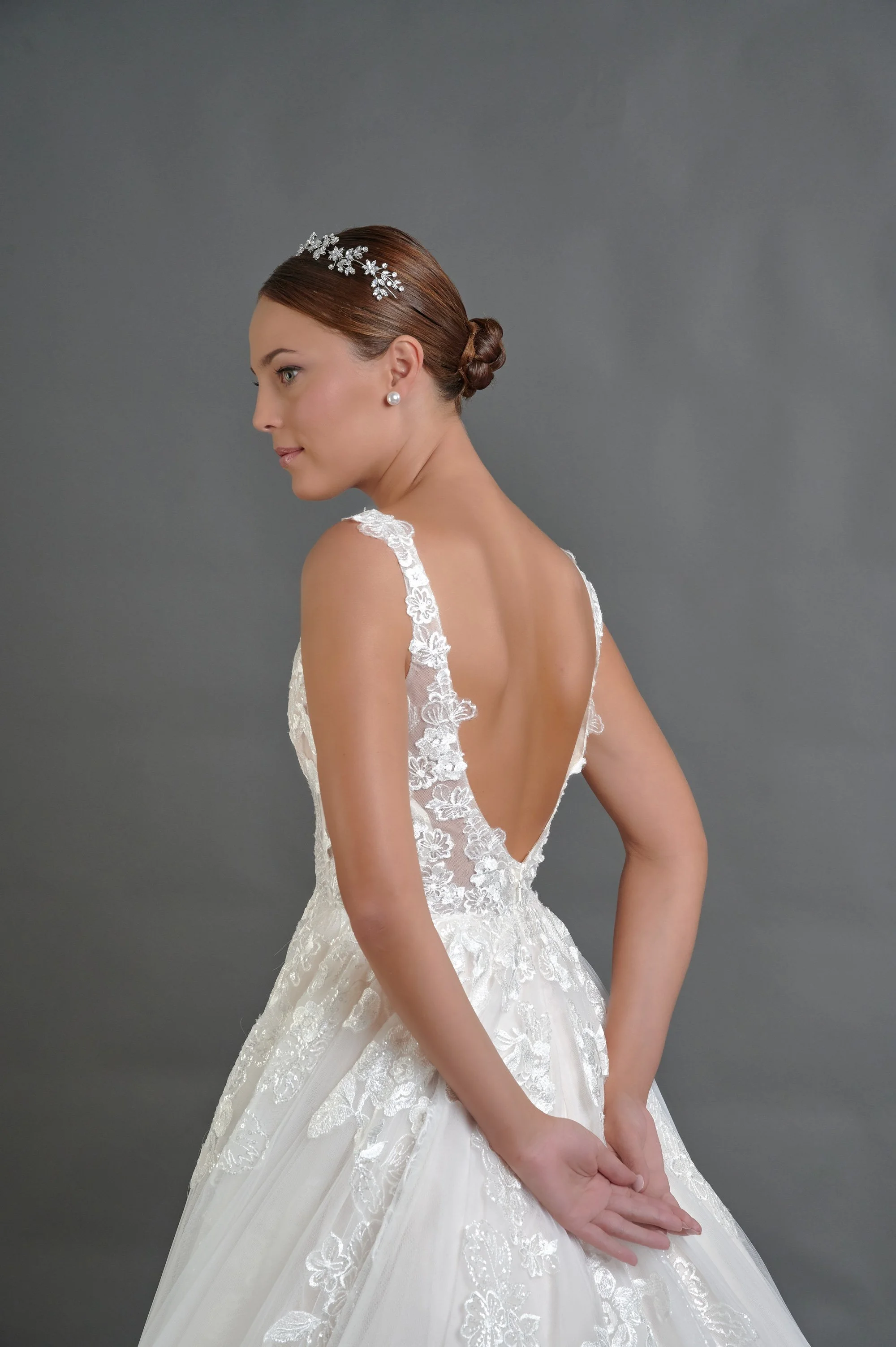 Detalle de la espalda en V del vestido de novia Bernona con tirantes finos.